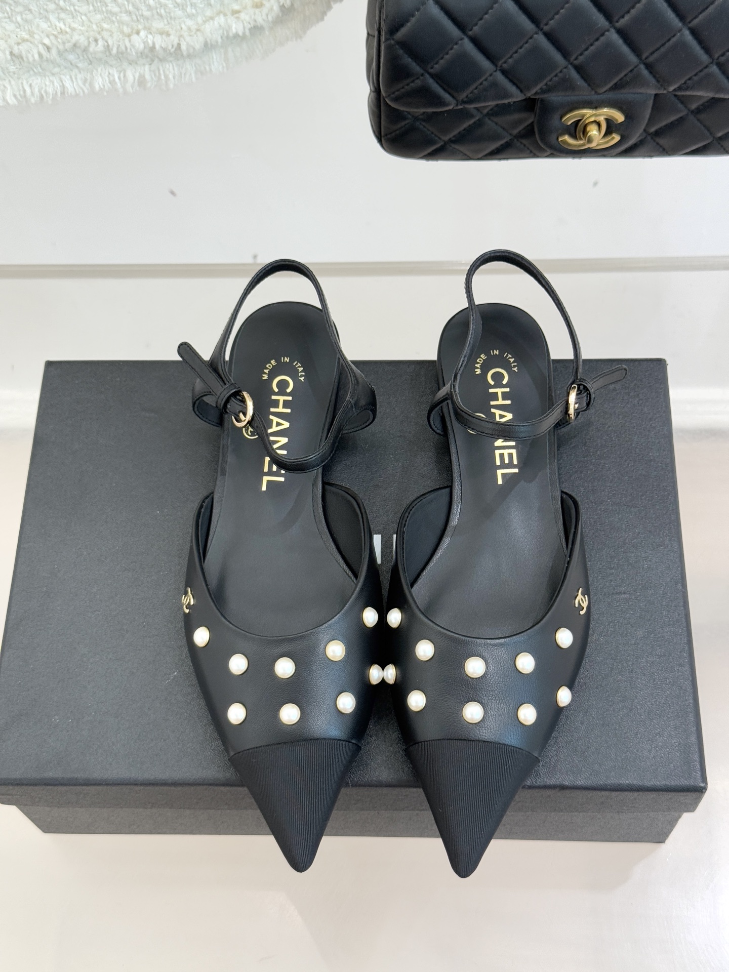 CHANE*｜小香25WF新品珍珠水钻双C拼色尖头后空凉鞋当小香的自由美学邂逅2025摩登风潮这双凉鞋以