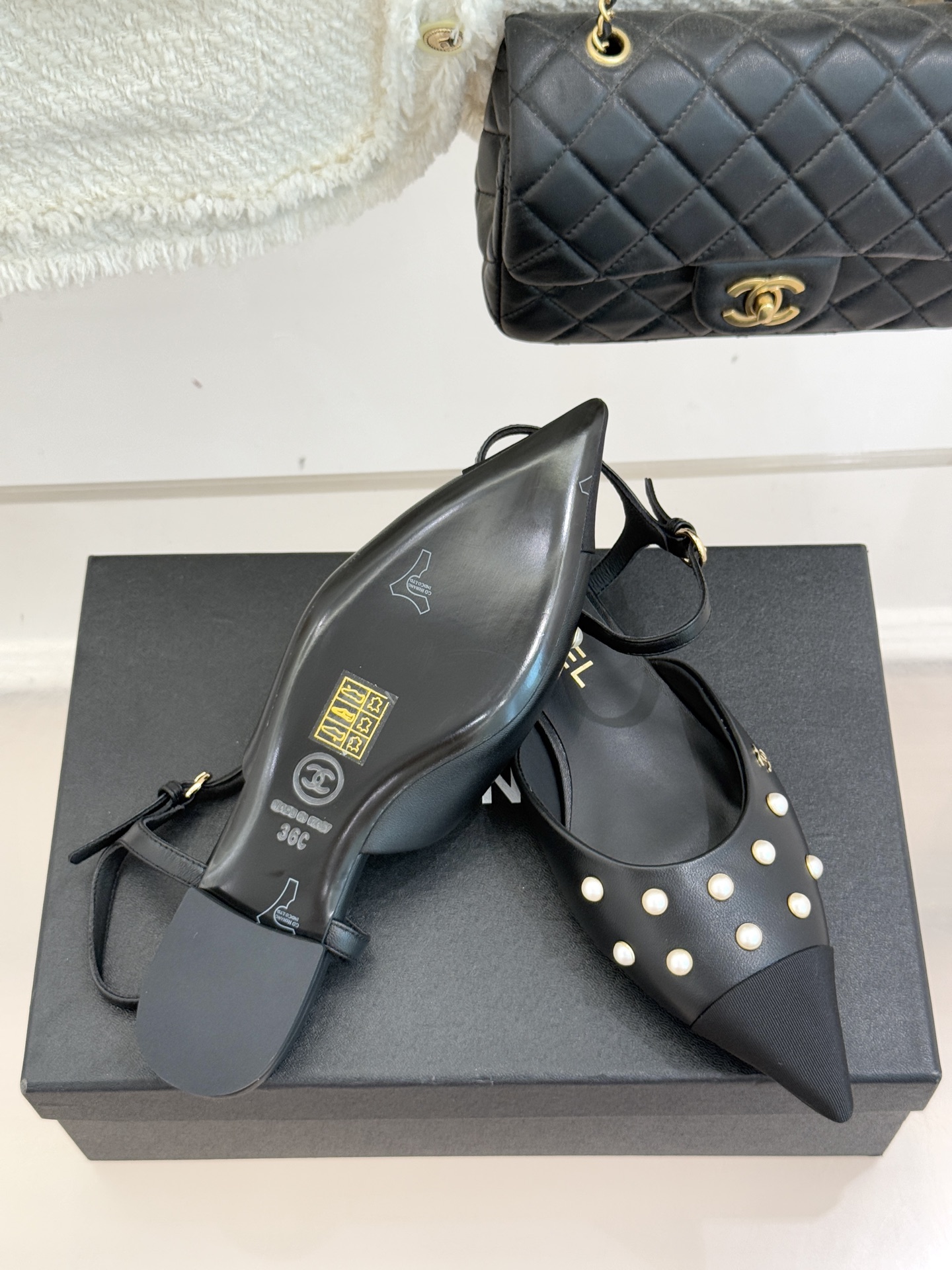 CHANE*｜小香25WF新品珍珠水钻双C拼色尖头后空凉鞋当小香的自由美学邂逅2025摩登风潮这双凉鞋以