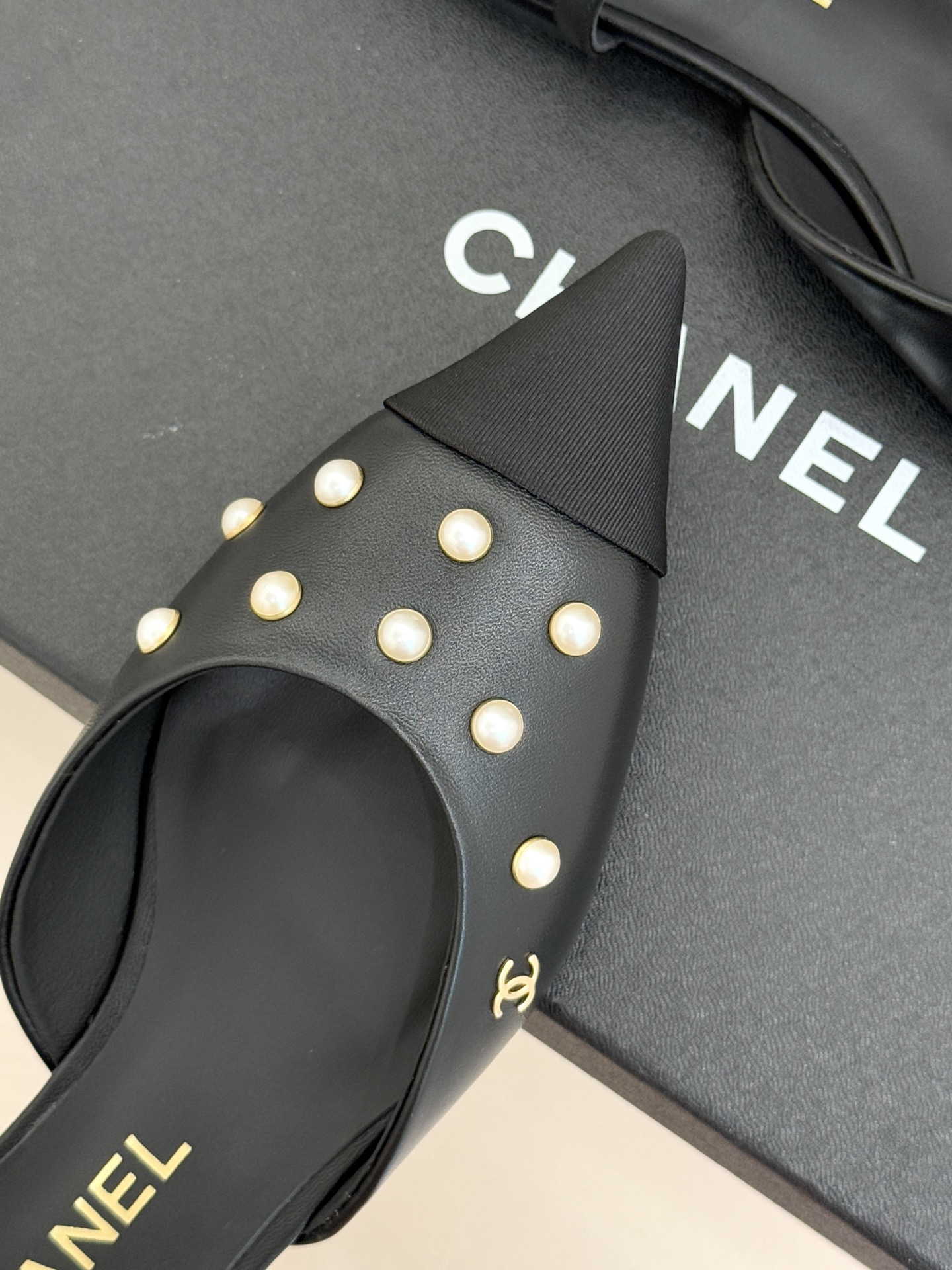 CHANE*｜小香25WF新品珍珠水钻双C拼色尖头后空凉鞋当小香的自由美学邂逅2025摩登风潮这双凉鞋以