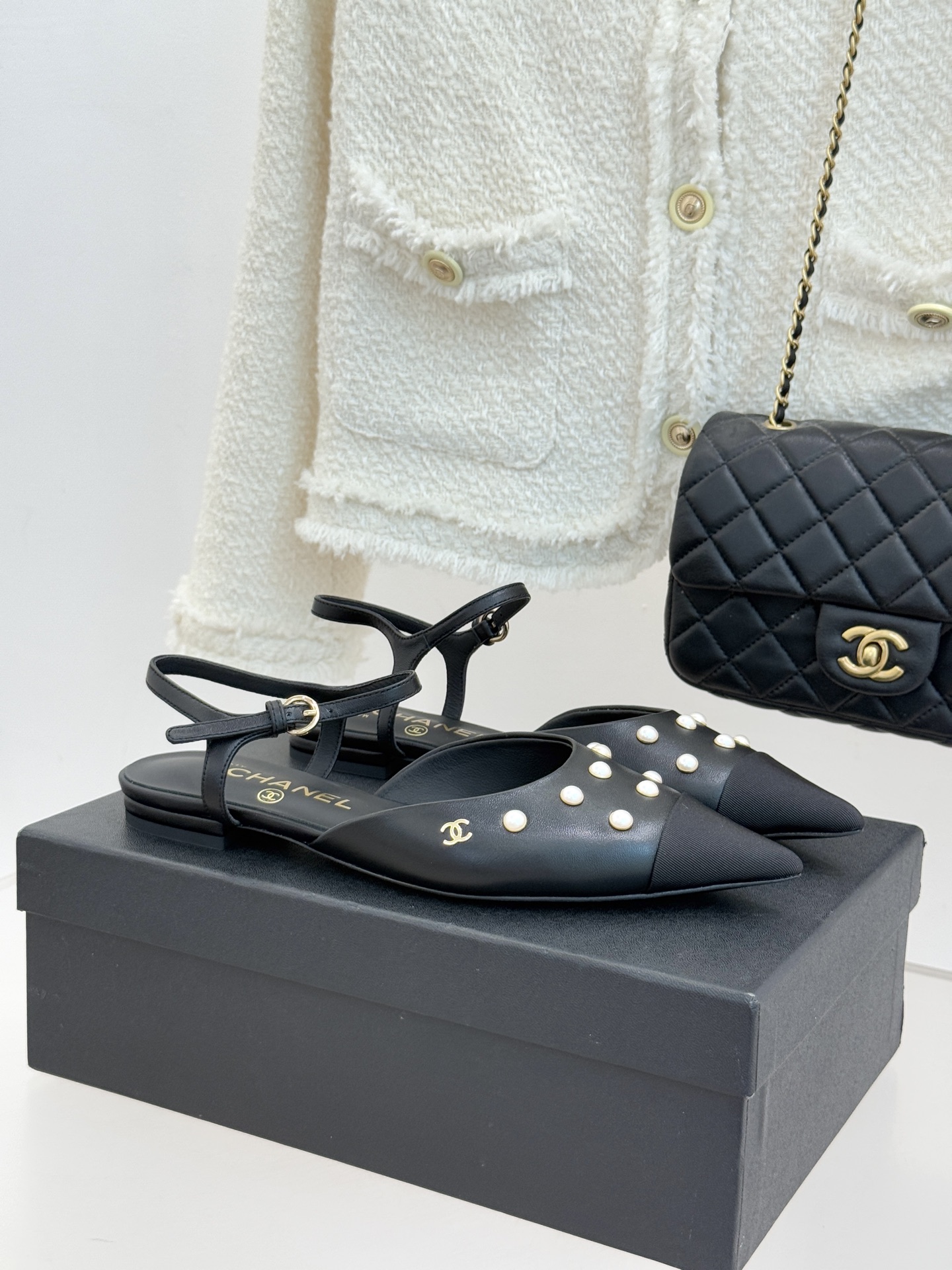 CHANE*｜小香25WF新品珍珠水钻双C拼色尖头后空凉鞋当小香的自由美学邂逅2025摩登风潮这双凉鞋以