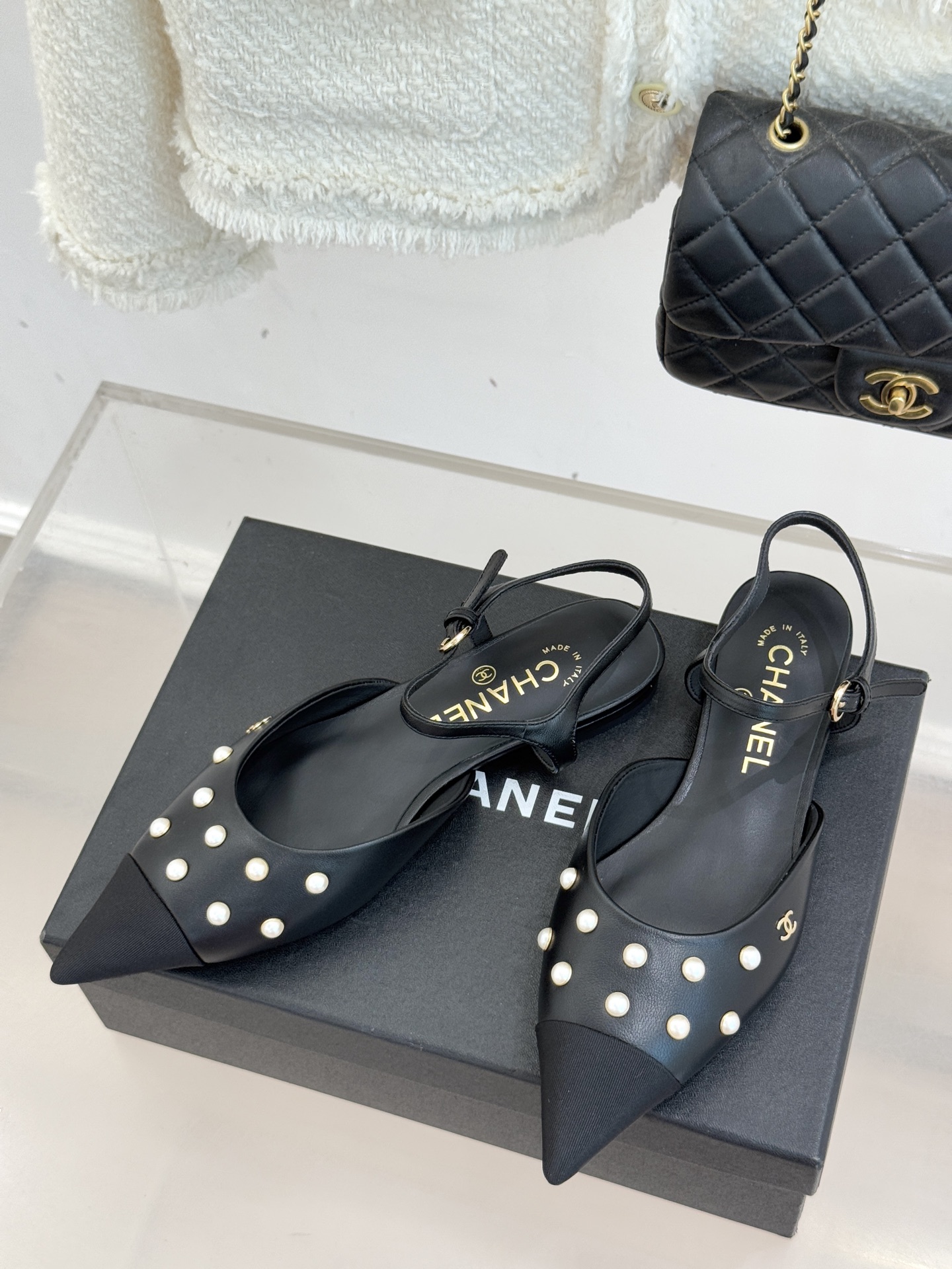 CHANE*｜小香25WF新品珍珠水钻双C拼色尖头后空凉鞋当小香的自由美学邂逅2025摩登风潮这双凉鞋以