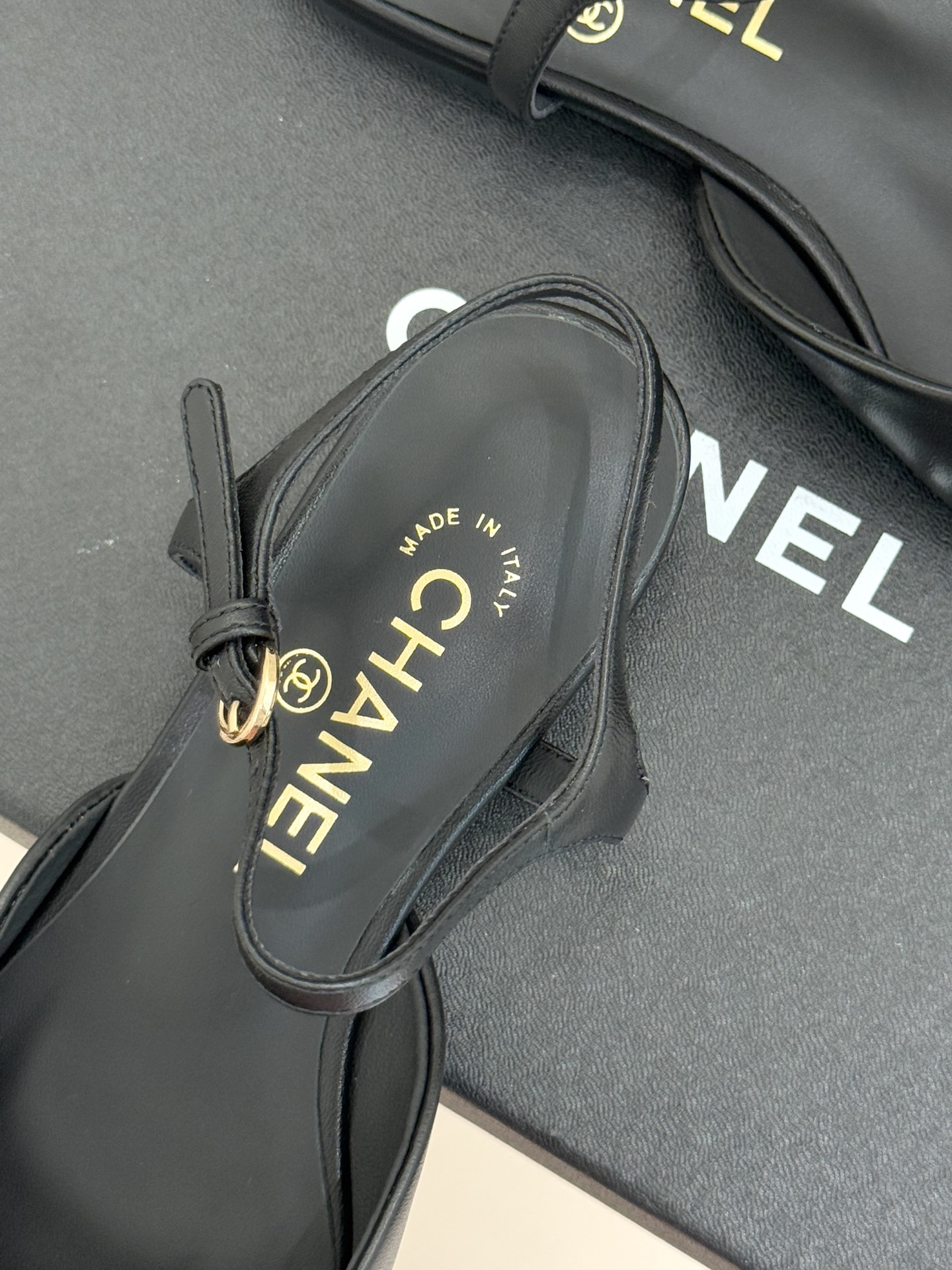 CHANE*｜小香25WF新品珍珠水钻双C拼色尖头后空凉鞋当小香的自由美学邂逅2025摩登风潮这双凉鞋以