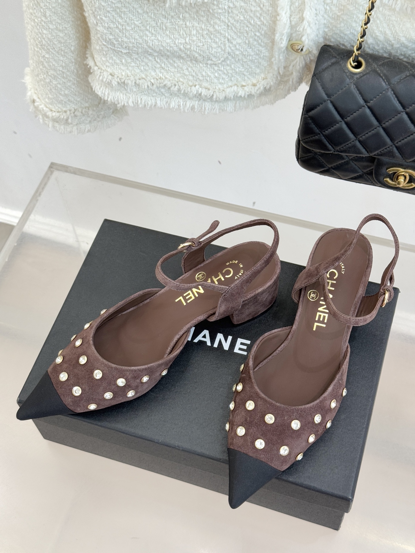 CHANE*｜小香25WF新品珍珠水钻双C拼色尖头后空凉鞋当小香的自由美学邂逅2025摩登风潮这双凉鞋以