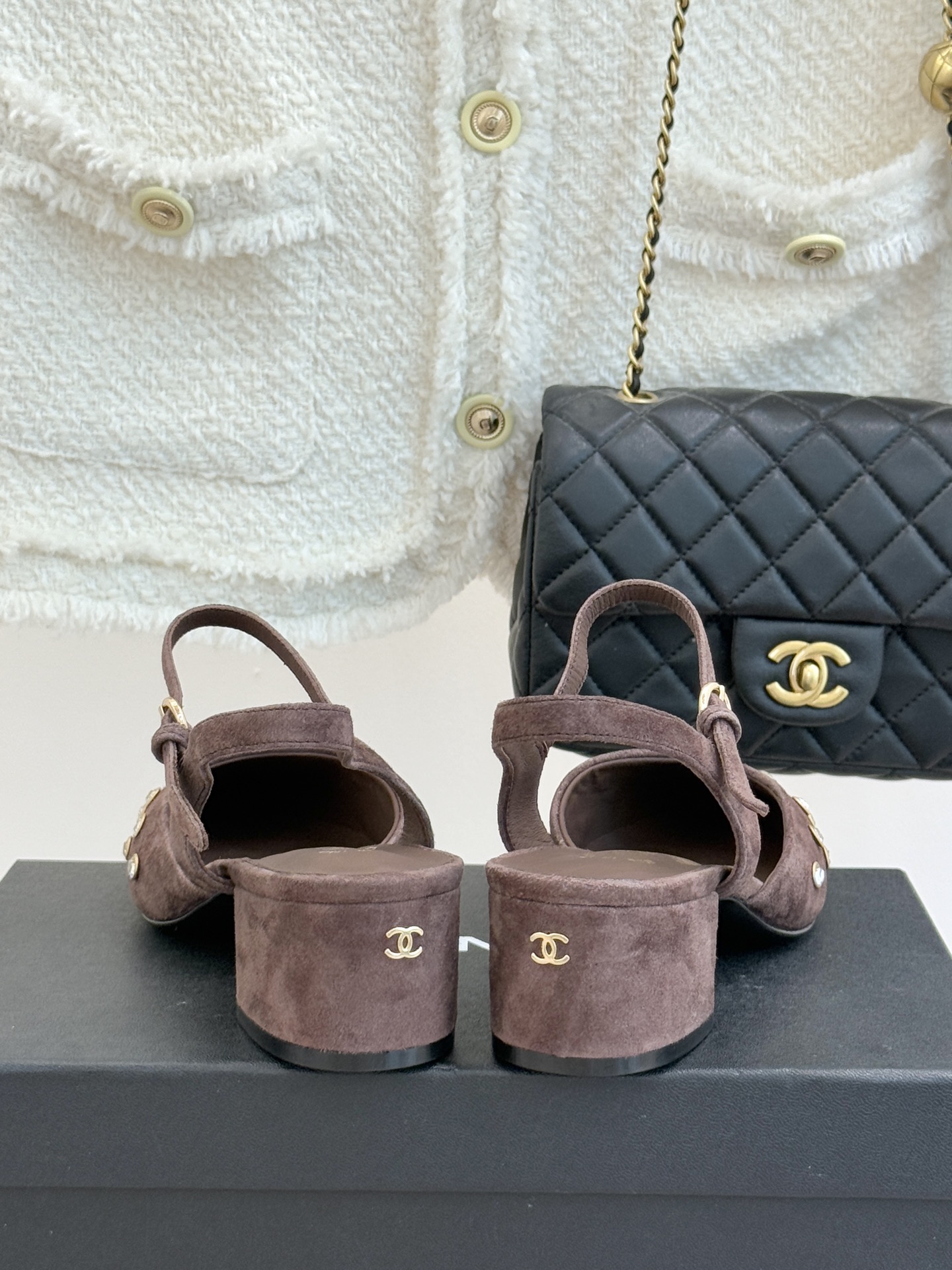 CHANE*｜小香25WF新品珍珠水钻双C拼色尖头后空凉鞋当小香的自由美学邂逅2025摩登风潮这双凉鞋以