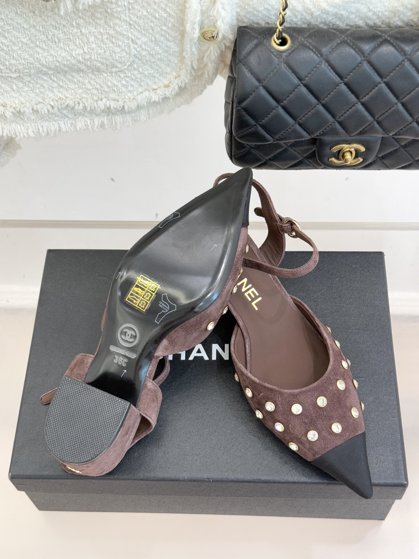 CHANE*｜小香25WF新品珍珠水钻双C拼色尖头后空凉鞋当小香的自由美学邂逅2025摩登风潮这双凉鞋以