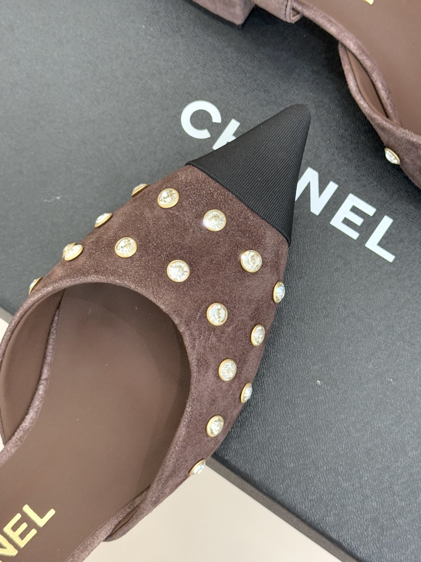 CHANE*｜小香25WF新品珍珠水钻双C拼色尖头后空凉鞋当小香的自由美学邂逅2025摩登风潮这双凉鞋以