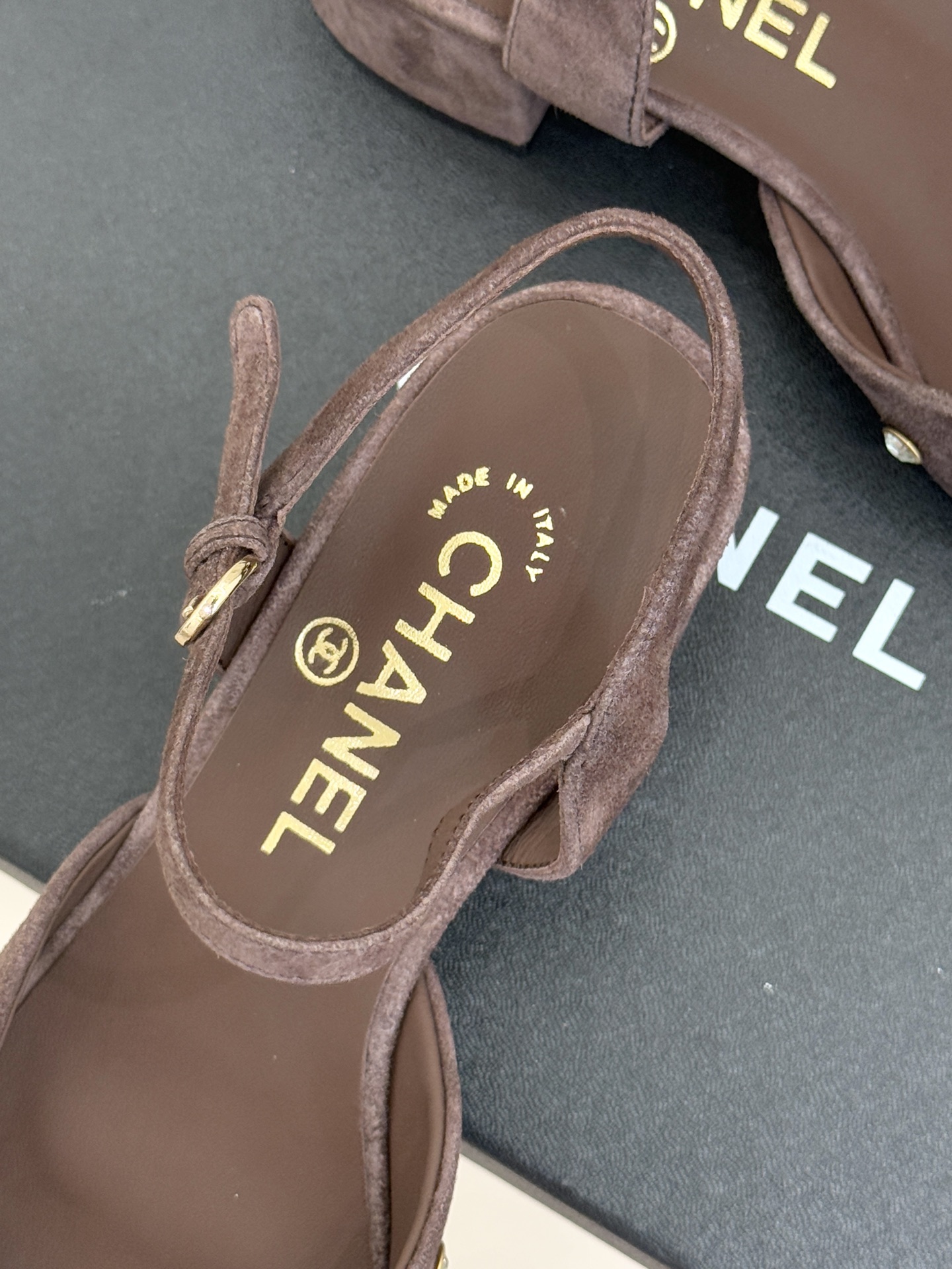 CHANE*｜小香25WF新品珍珠水钻双C拼色尖头后空凉鞋当小香的自由美学邂逅2025摩登风潮这双凉鞋以