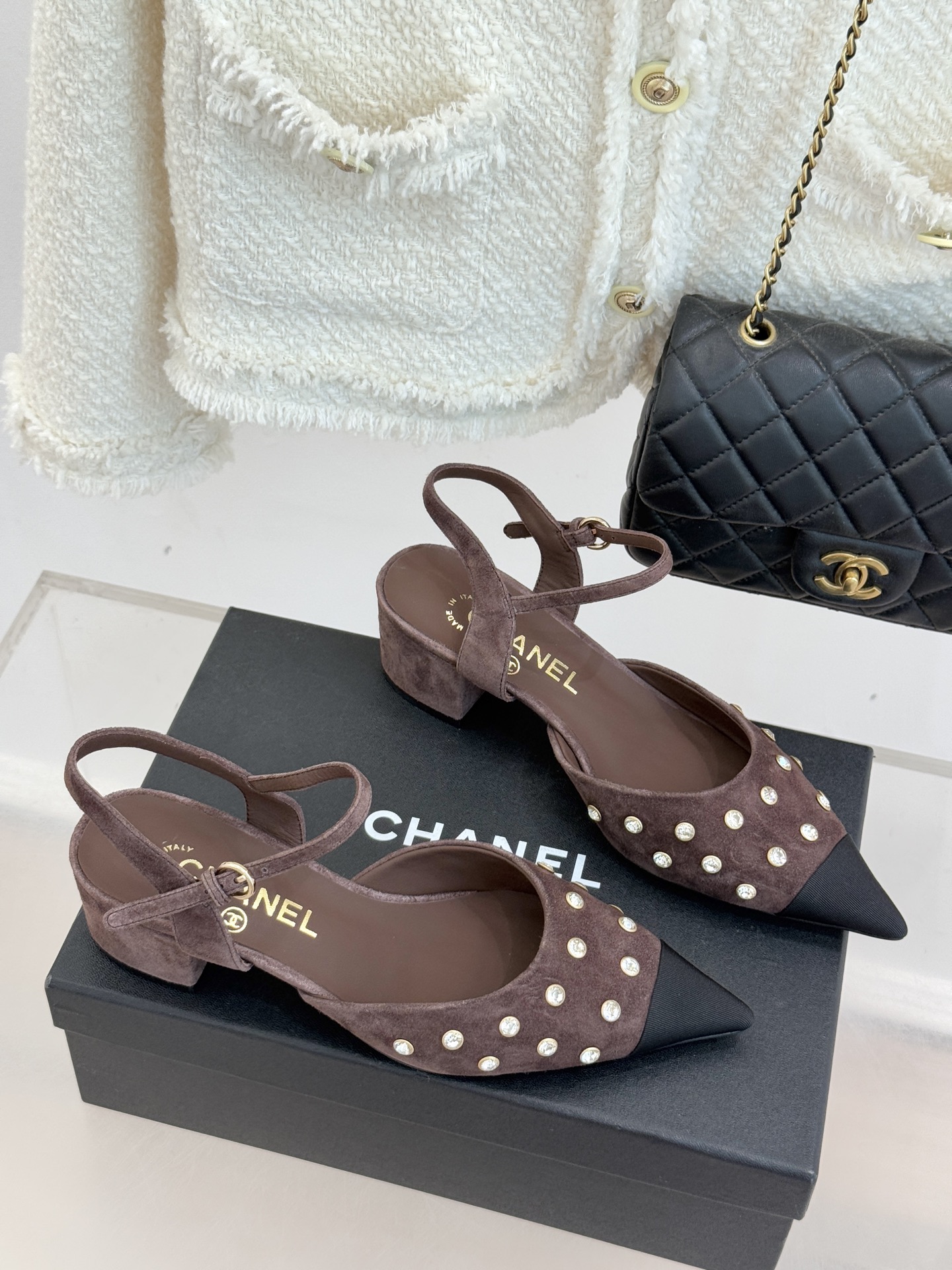 CHANE*｜小香25WF新品珍珠水钻双C拼色尖头后空凉鞋当小香的自由美学邂逅2025摩登风潮这双凉鞋以