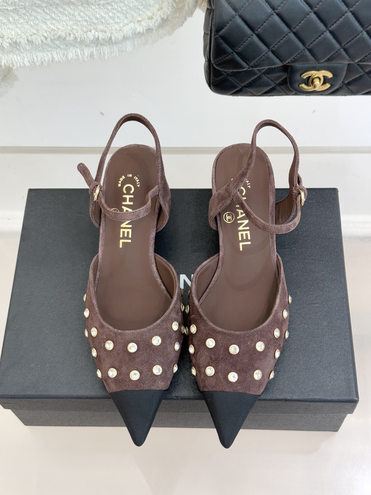 CHANE*｜小香25WF新品珍珠水钻双C拼色尖头后空凉鞋当小香的自由美学邂逅2025摩登风潮这双凉鞋以