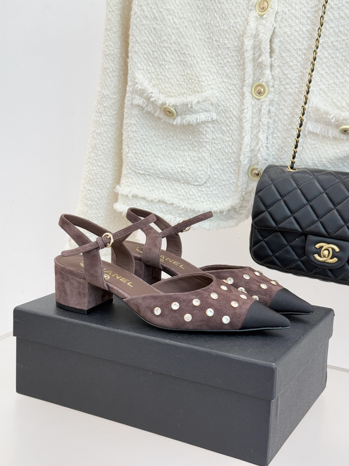 CHANE*｜小香25WF新品珍珠水钻双C拼色尖头后空凉鞋当小香的自由美学邂逅2025摩登风潮这双凉鞋以