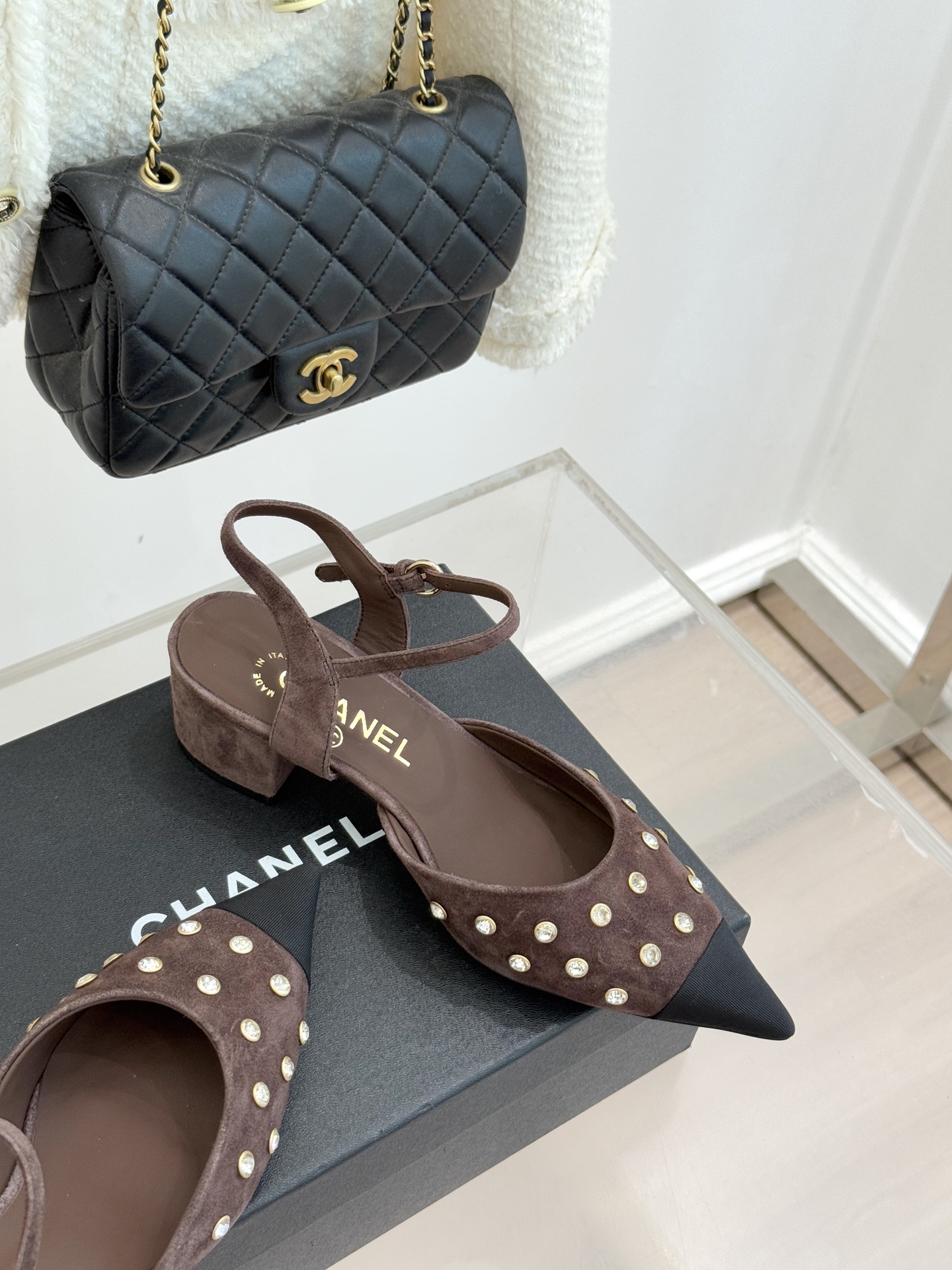 CHANE*｜小香25WF新品珍珠水钻双C拼色尖头后空凉鞋当小香的自由美学邂逅2025摩登风潮这双凉鞋以