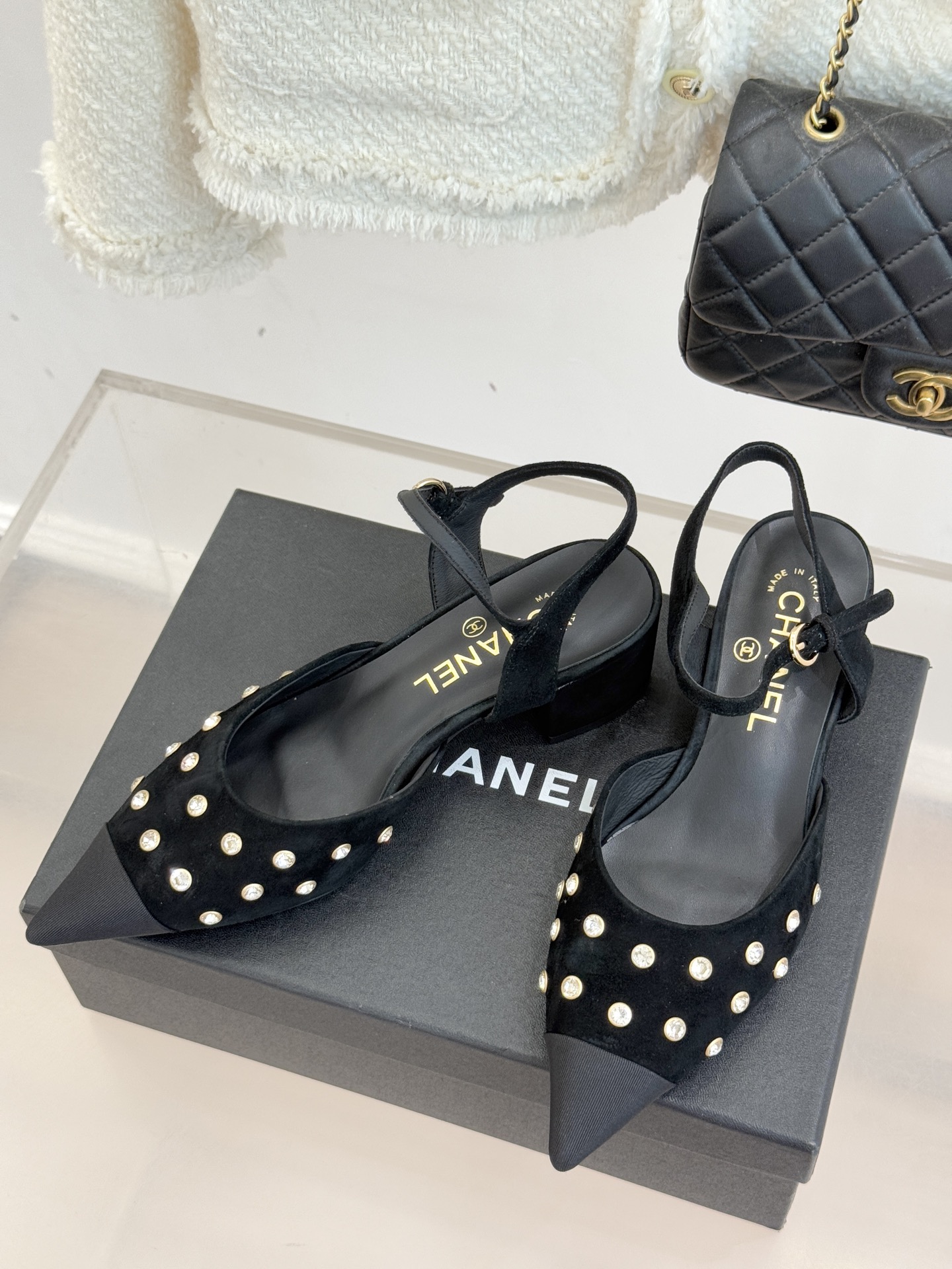 CHANE*｜小香25WF新品珍珠水钻双C拼色尖头后空凉鞋当小香的自由美学邂逅2025摩登风潮这双凉鞋以