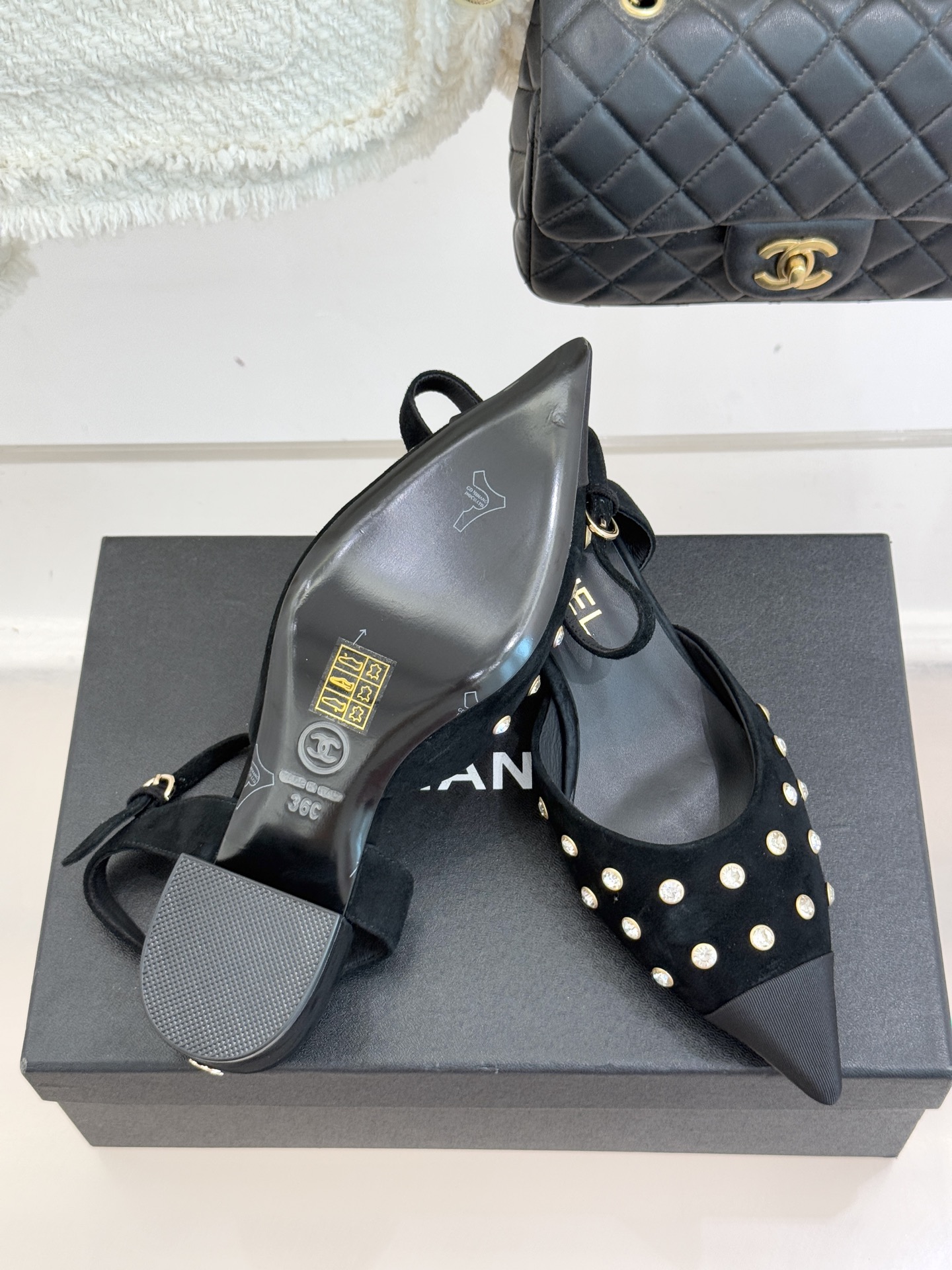 CHANE*｜小香25WF新品珍珠水钻双C拼色尖头后空凉鞋当小香的自由美学邂逅2025摩登风潮这双凉鞋以