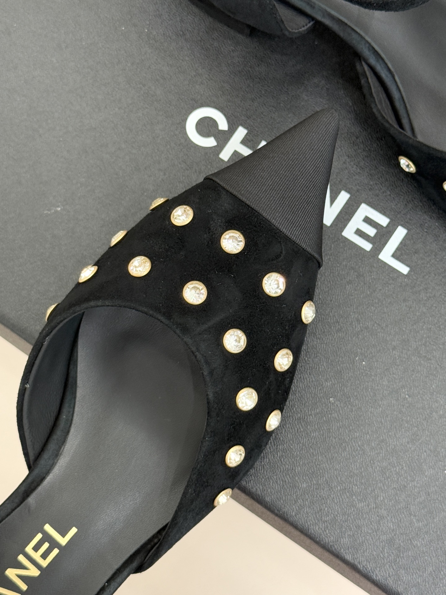 CHANE*｜小香25WF新品珍珠水钻双C拼色尖头后空凉鞋当小香的自由美学邂逅2025摩登风潮这双凉鞋以