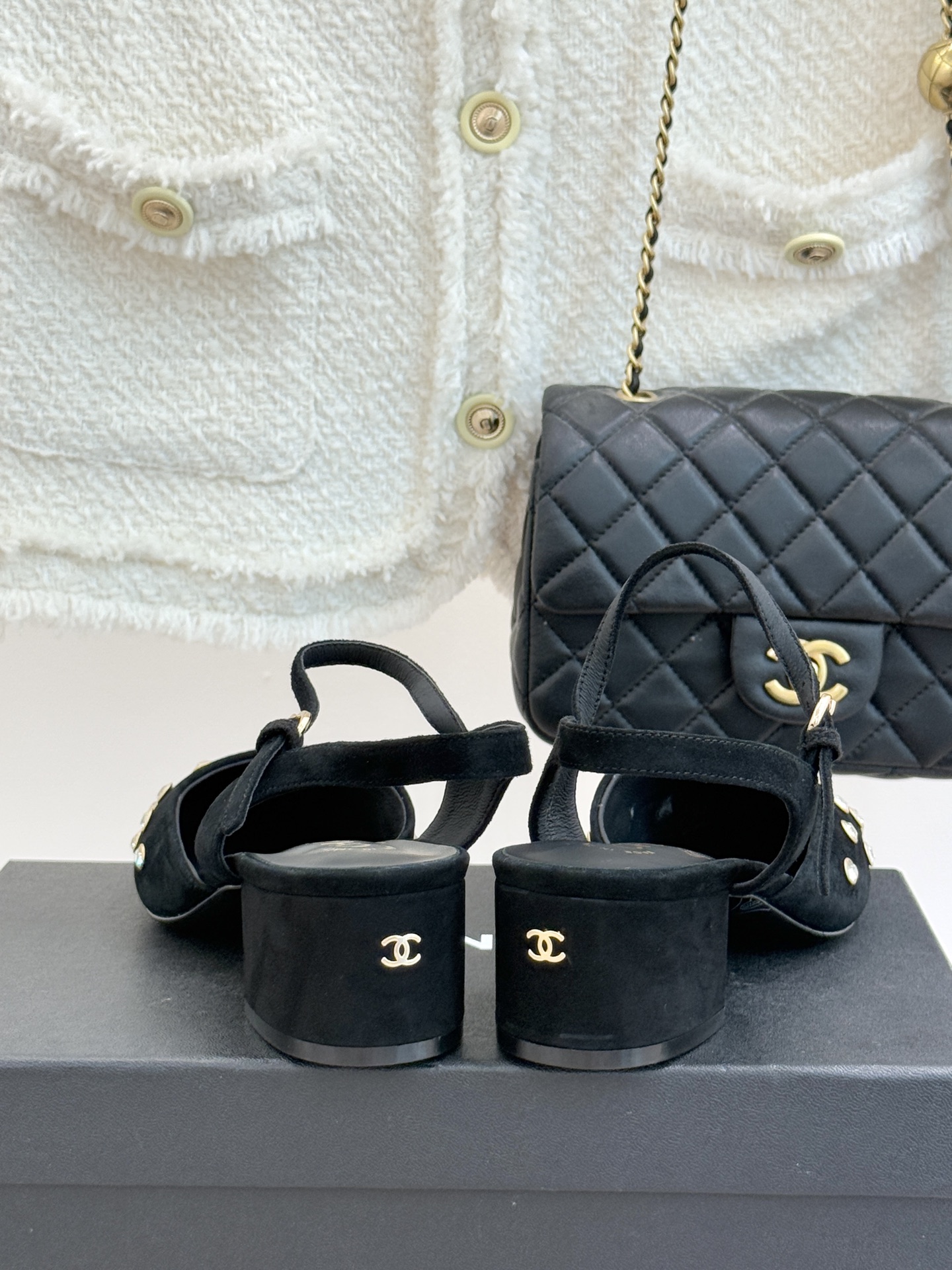 CHANE*｜小香25WF新品珍珠水钻双C拼色尖头后空凉鞋当小香的自由美学邂逅2025摩登风潮这双凉鞋以