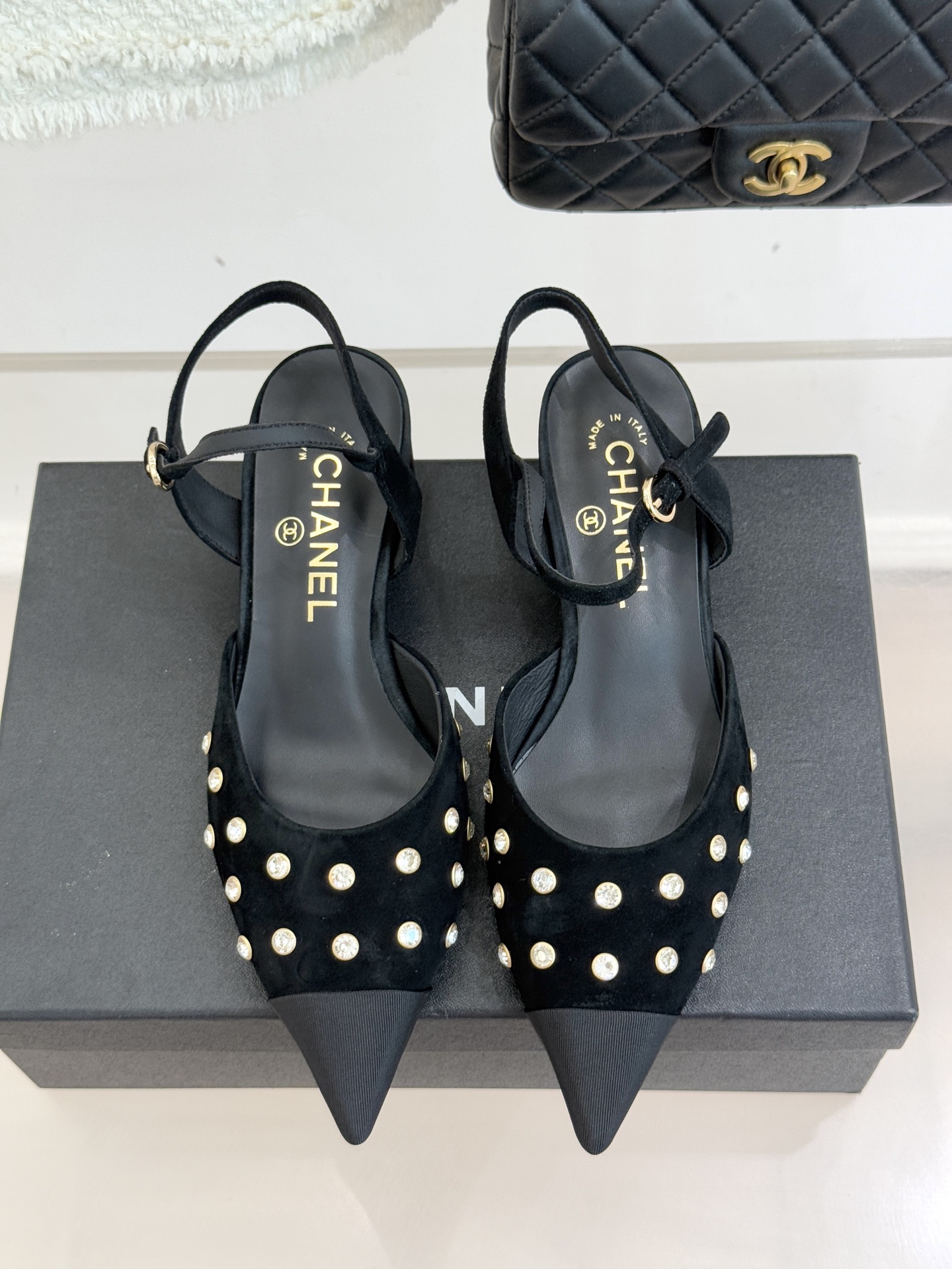 CHANE*｜小香25WF新品珍珠水钻双C拼色尖头后空凉鞋当小香的自由美学邂逅2025摩登风潮这双凉鞋以