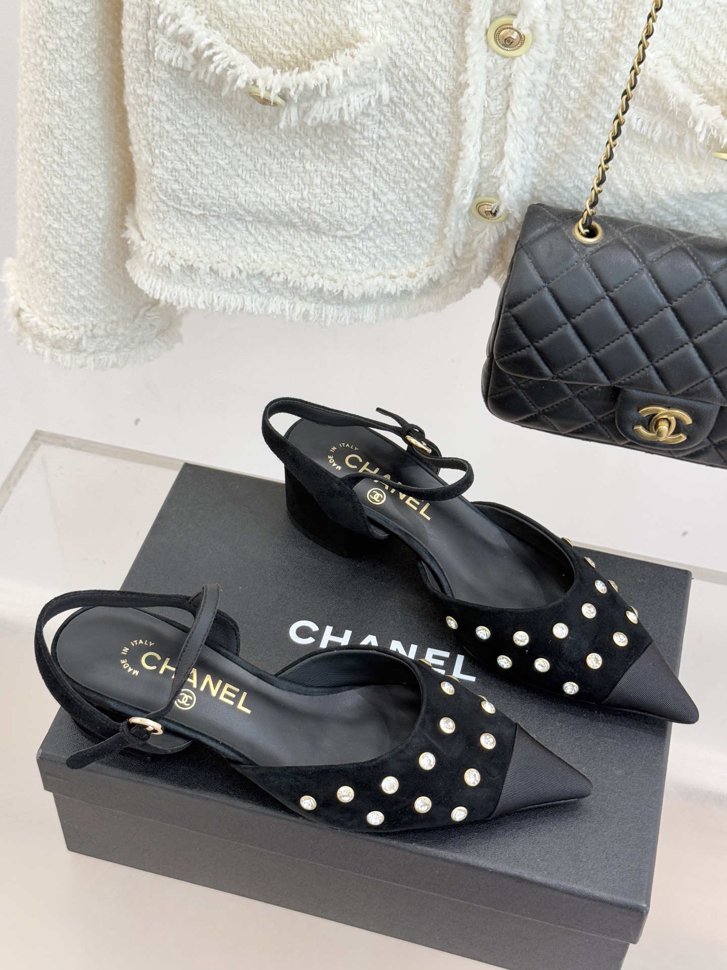 CHANE*｜小香25WF新品珍珠水钻双C拼色尖头后空凉鞋当小香的自由美学邂逅2025摩登风潮这双凉鞋以