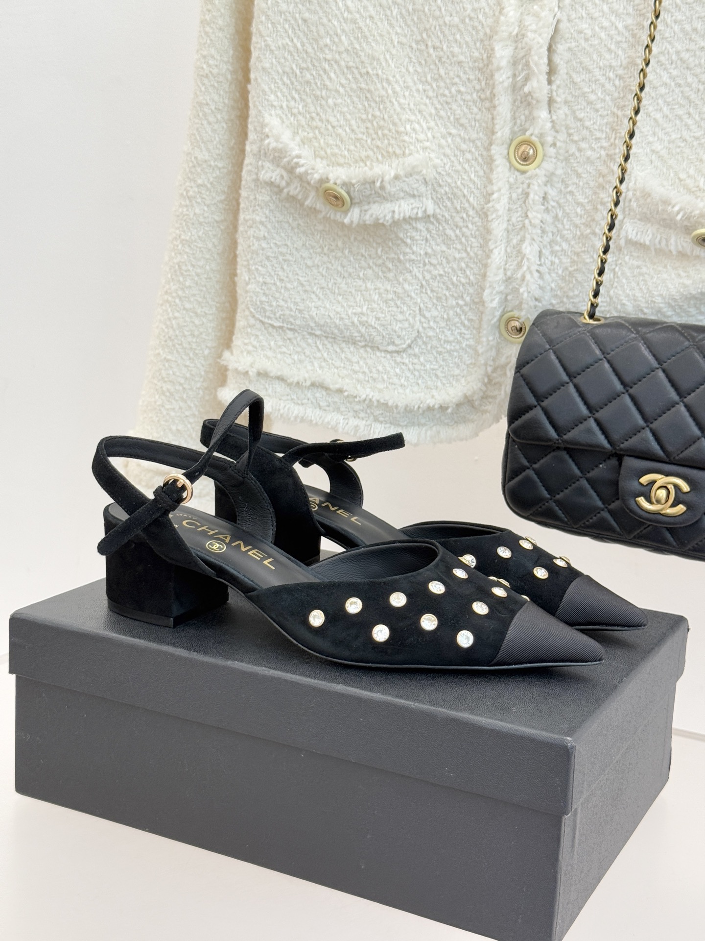 CHANE*｜小香25WF新品珍珠水钻双C拼色尖头后空凉鞋当小香的自由美学邂逅2025摩登风潮这双凉鞋以