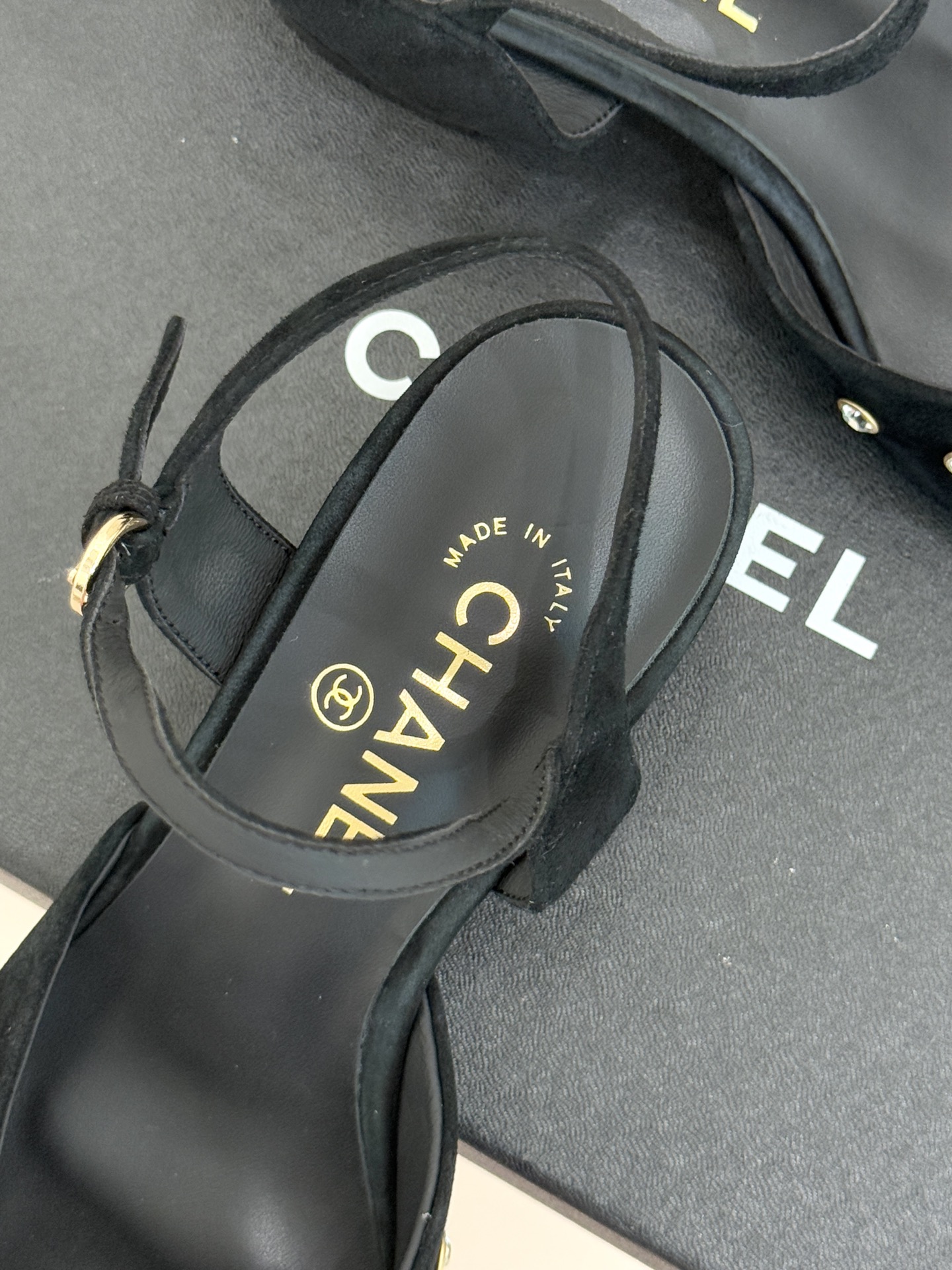 CHANE*｜小香25WF新品珍珠水钻双C拼色尖头后空凉鞋当小香的自由美学邂逅2025摩登风潮这双凉鞋以