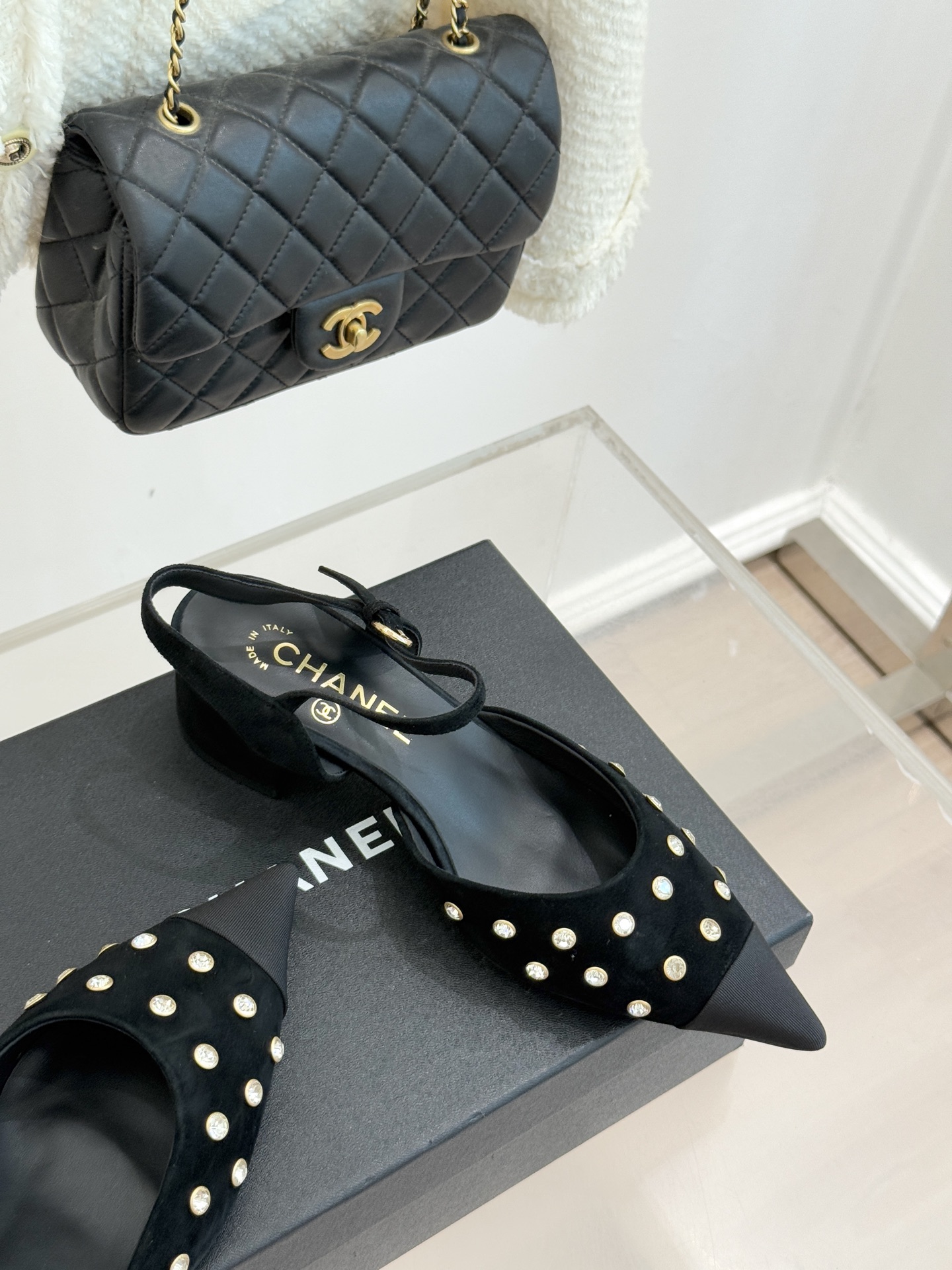 CHANE*｜小香25WF新品珍珠水钻双C拼色尖头后空凉鞋当小香的自由美学邂逅2025摩登风潮这双凉鞋以