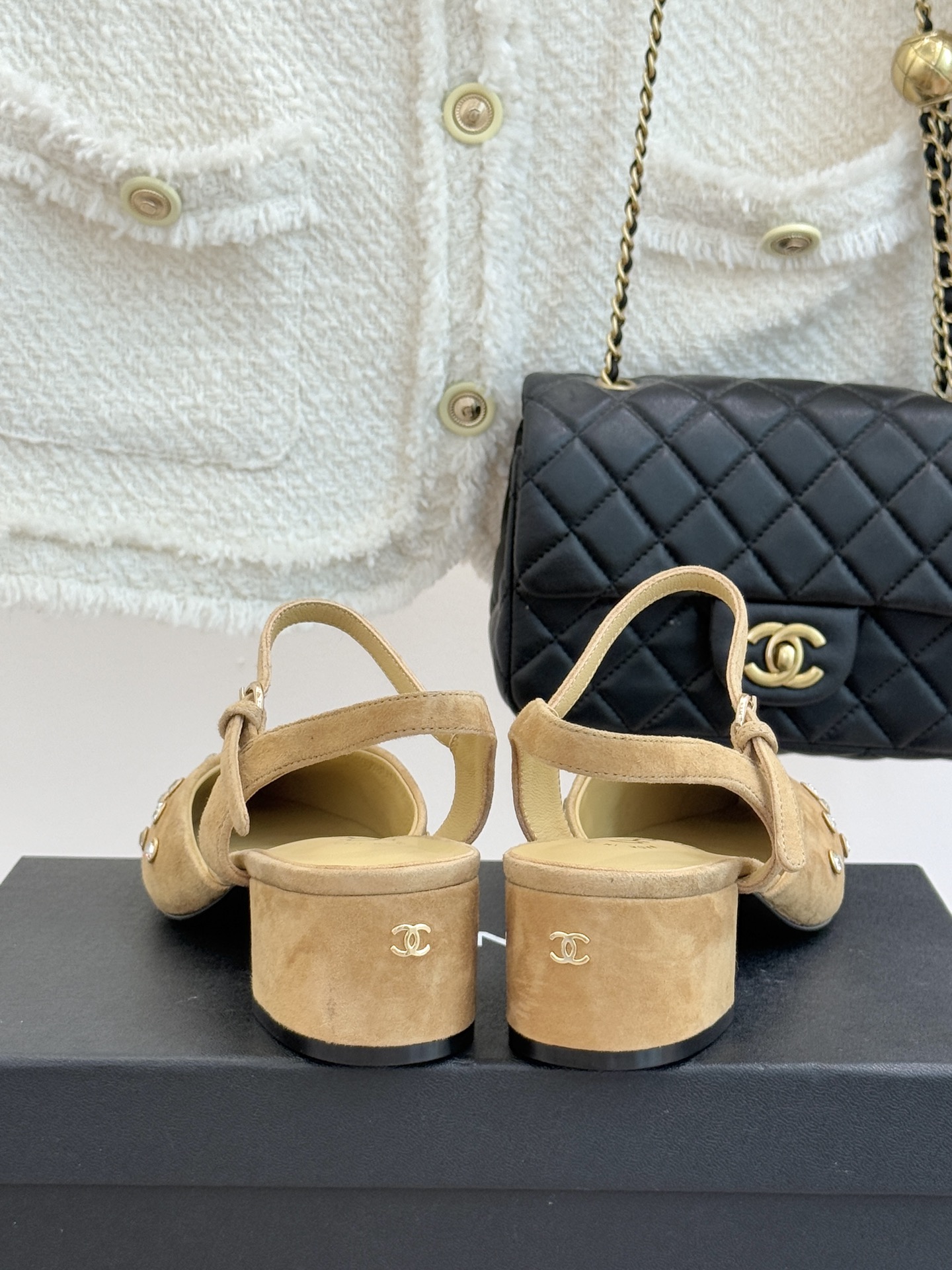 CHANE*｜小香25WF新品珍珠水钻双C拼色尖头后空凉鞋当小香的自由美学邂逅2025摩登风潮这双凉鞋以