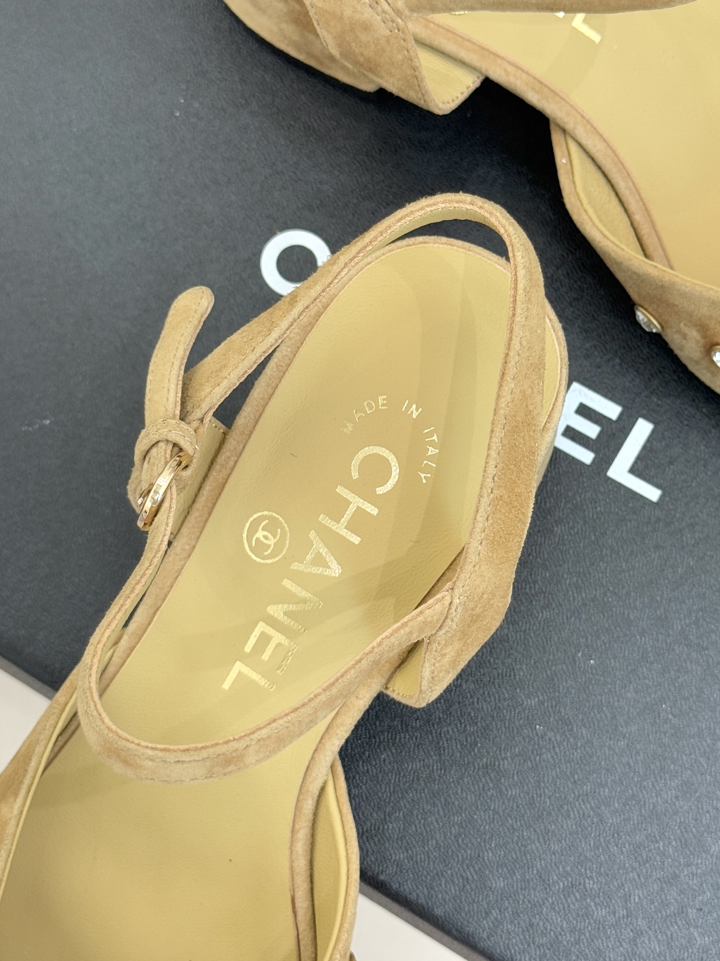 CHANE*｜小香25WF新品珍珠水钻双C拼色尖头后空凉鞋当小香的自由美学邂逅2025摩登风潮这双凉鞋以