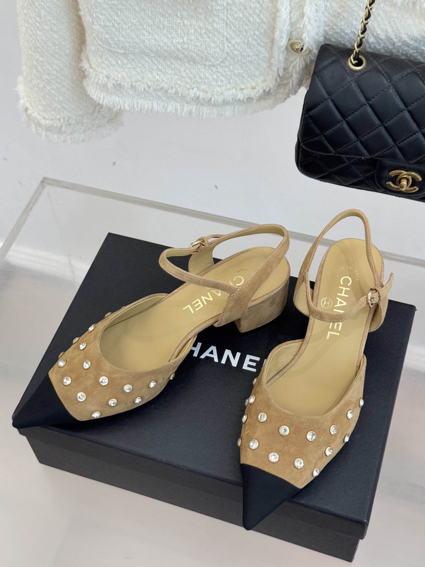 CHANE*｜小香25WF新品珍珠水钻双C拼色尖头后空凉鞋当小香的自由美学邂逅2025摩登风潮这双凉鞋以