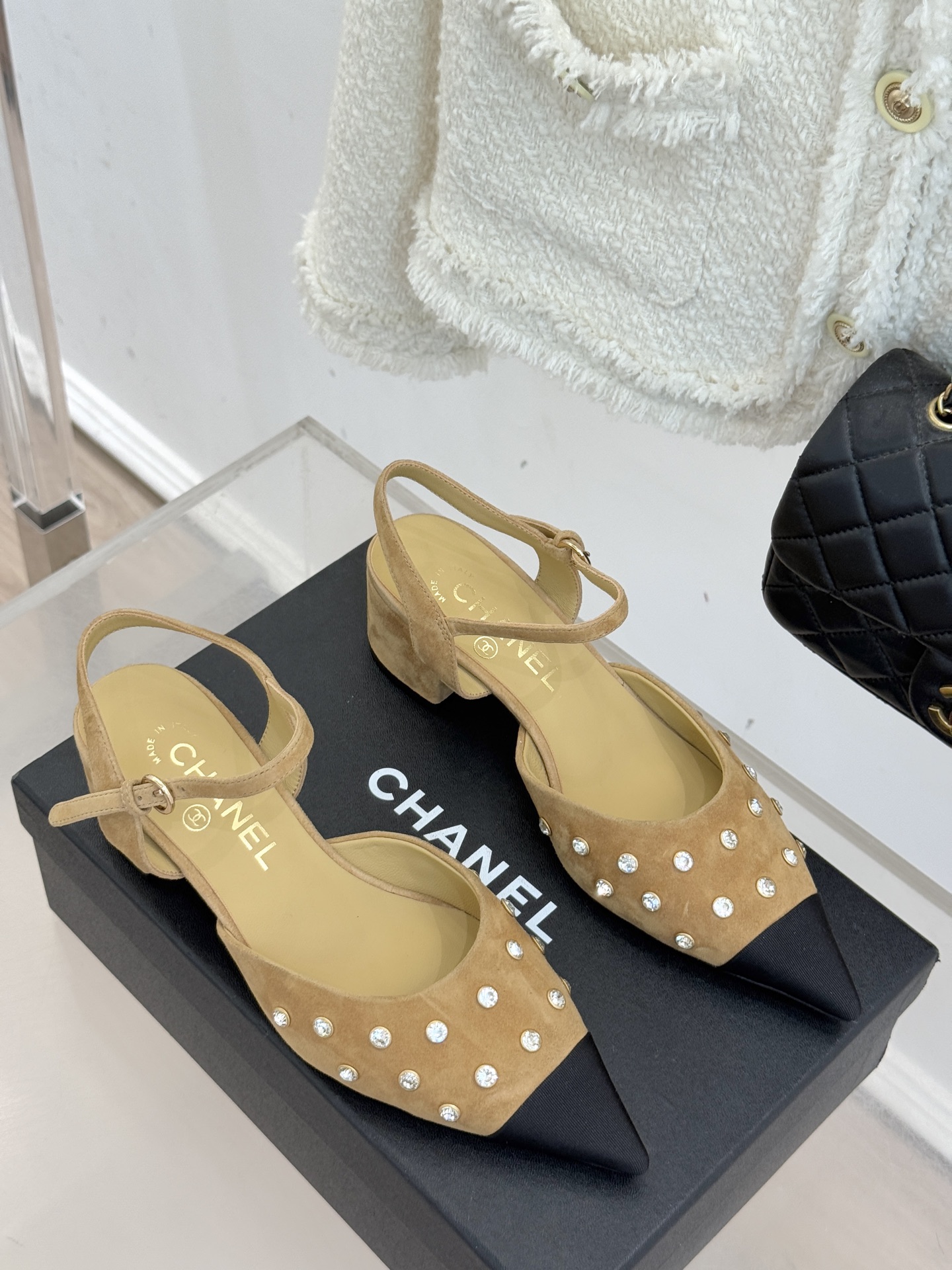 CHANE*｜小香25WF新品珍珠水钻双C拼色尖头后空凉鞋当小香的自由美学邂逅2025摩登风潮这双凉鞋以