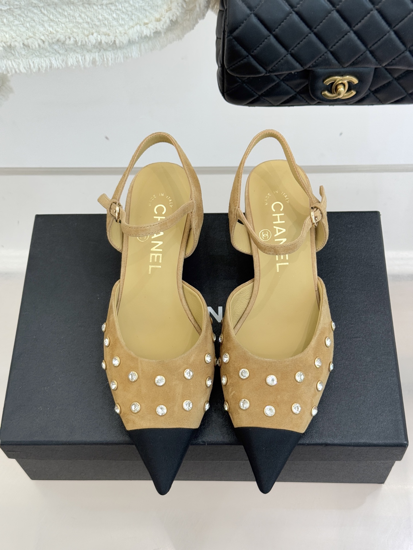 CHANE*｜小香25WF新品珍珠水钻双C拼色尖头后空凉鞋当小香的自由美学邂逅2025摩登风潮这双凉鞋以