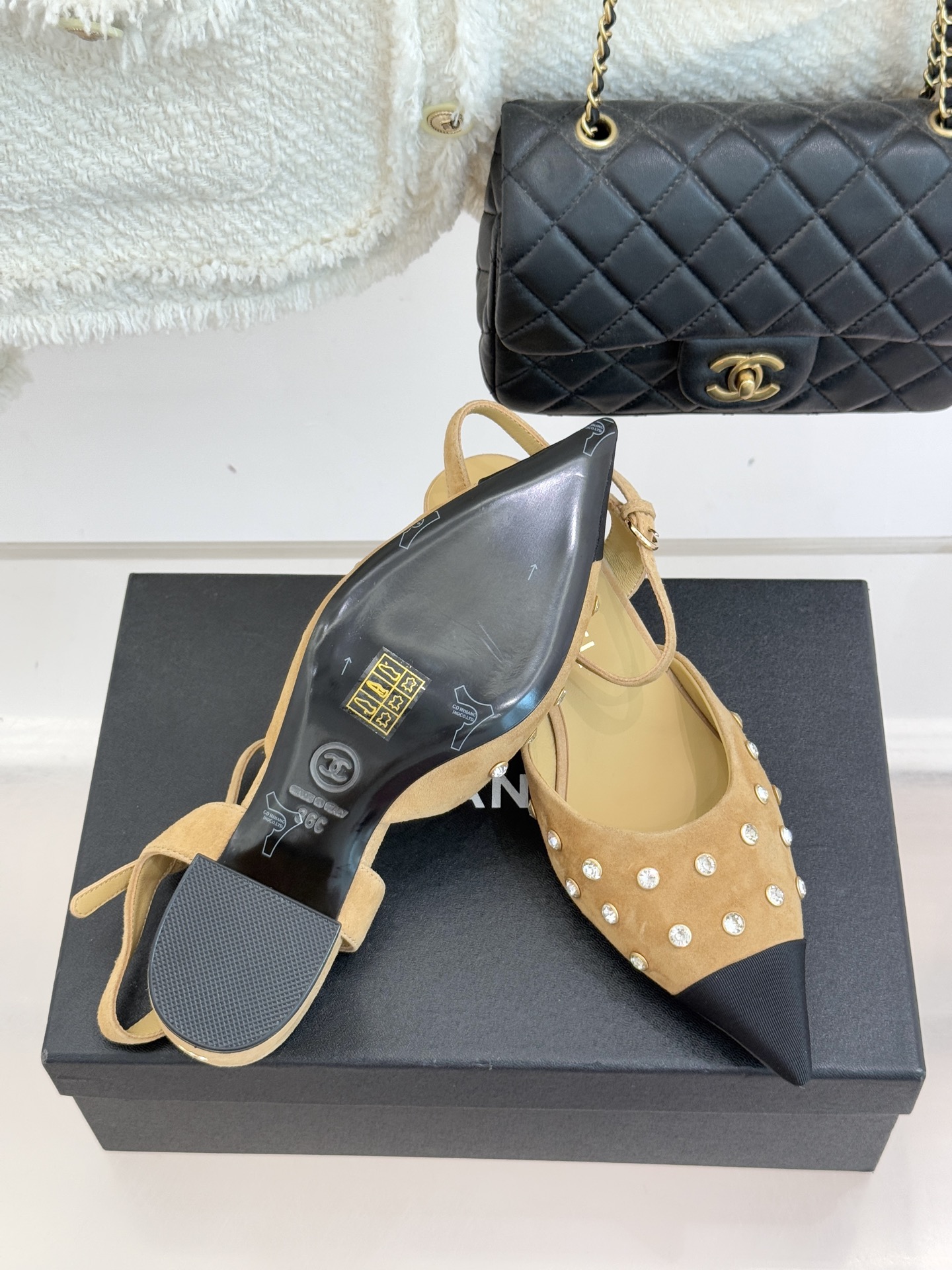 CHANE*｜小香25WF新品珍珠水钻双C拼色尖头后空凉鞋当小香的自由美学邂逅2025摩登风潮这双凉鞋以