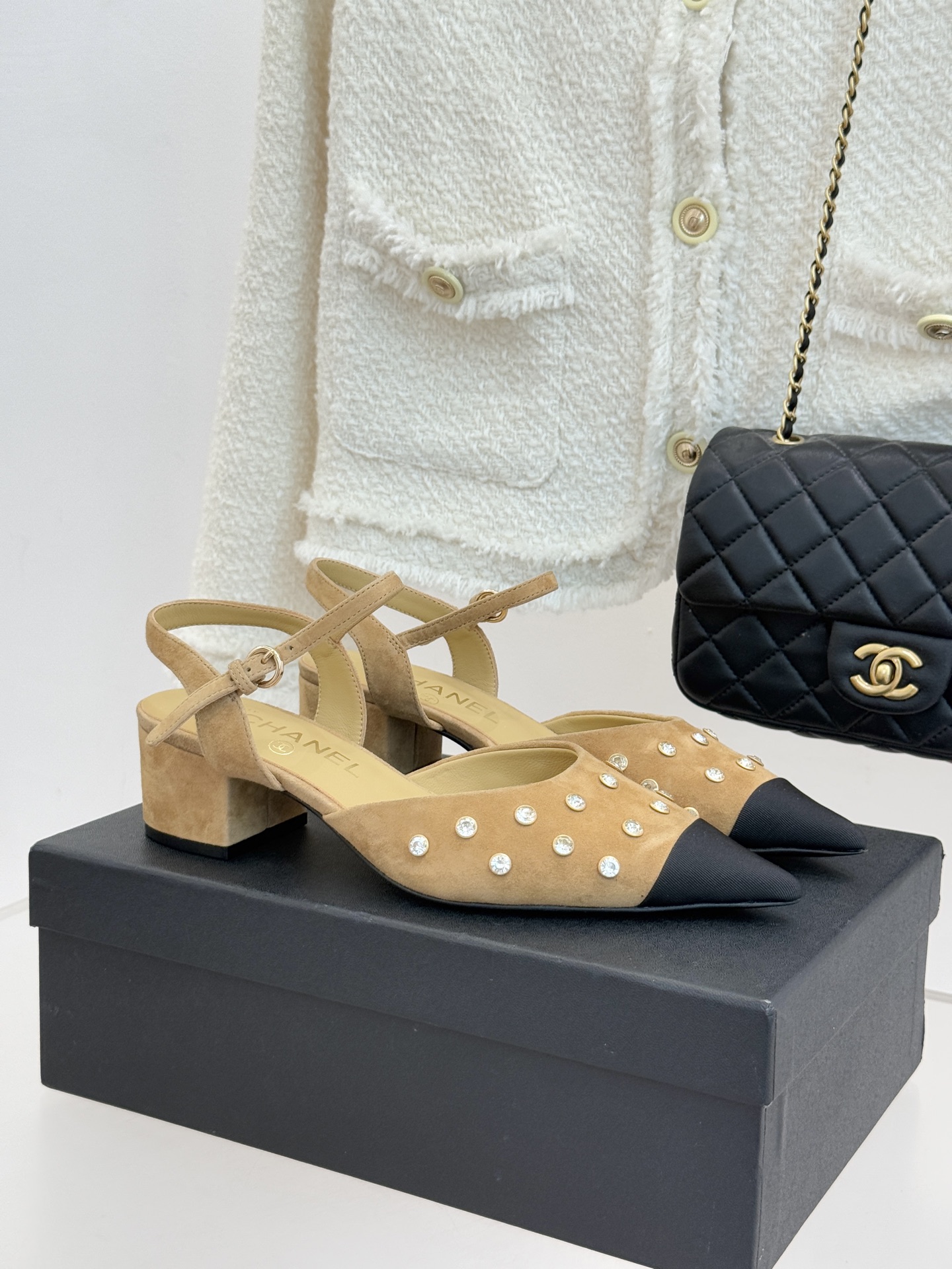 CHANE*｜小香25WF新品珍珠水钻双C拼色尖头后空凉鞋当小香的自由美学邂逅2025摩登风潮这双凉鞋以