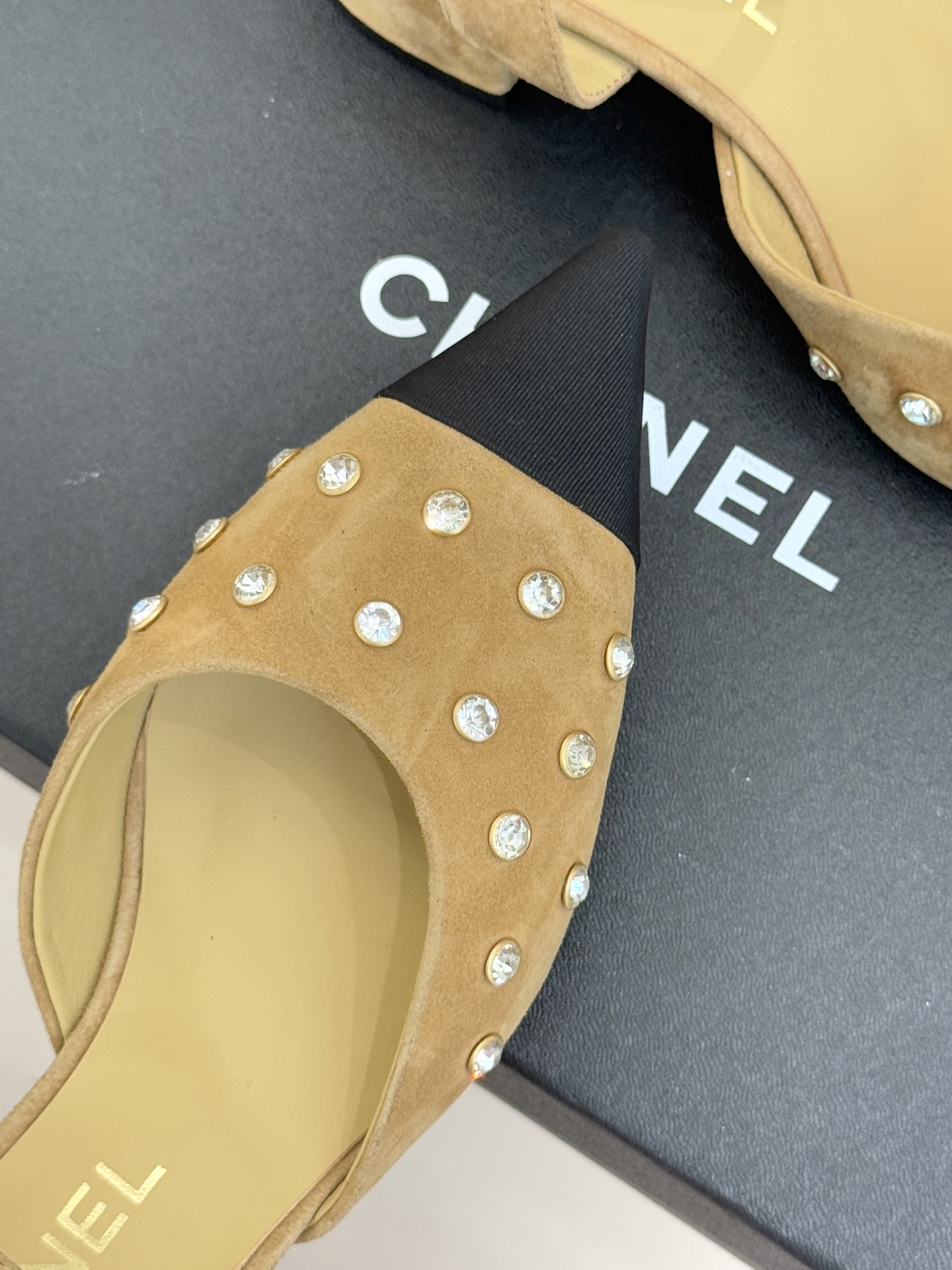 CHANE*｜小香25WF新品珍珠水钻双C拼色尖头后空凉鞋当小香的自由美学邂逅2025摩登风潮这双凉鞋以