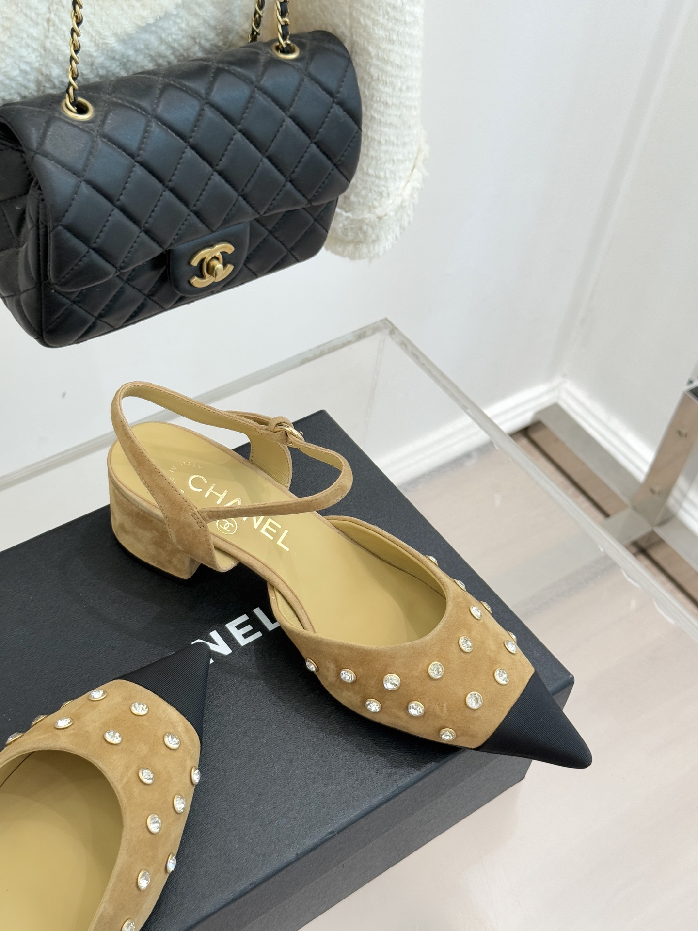 CHANE*｜小香25WF新品珍珠水钻双C拼色尖头后空凉鞋当小香的自由美学邂逅2025摩登风潮这双凉鞋以