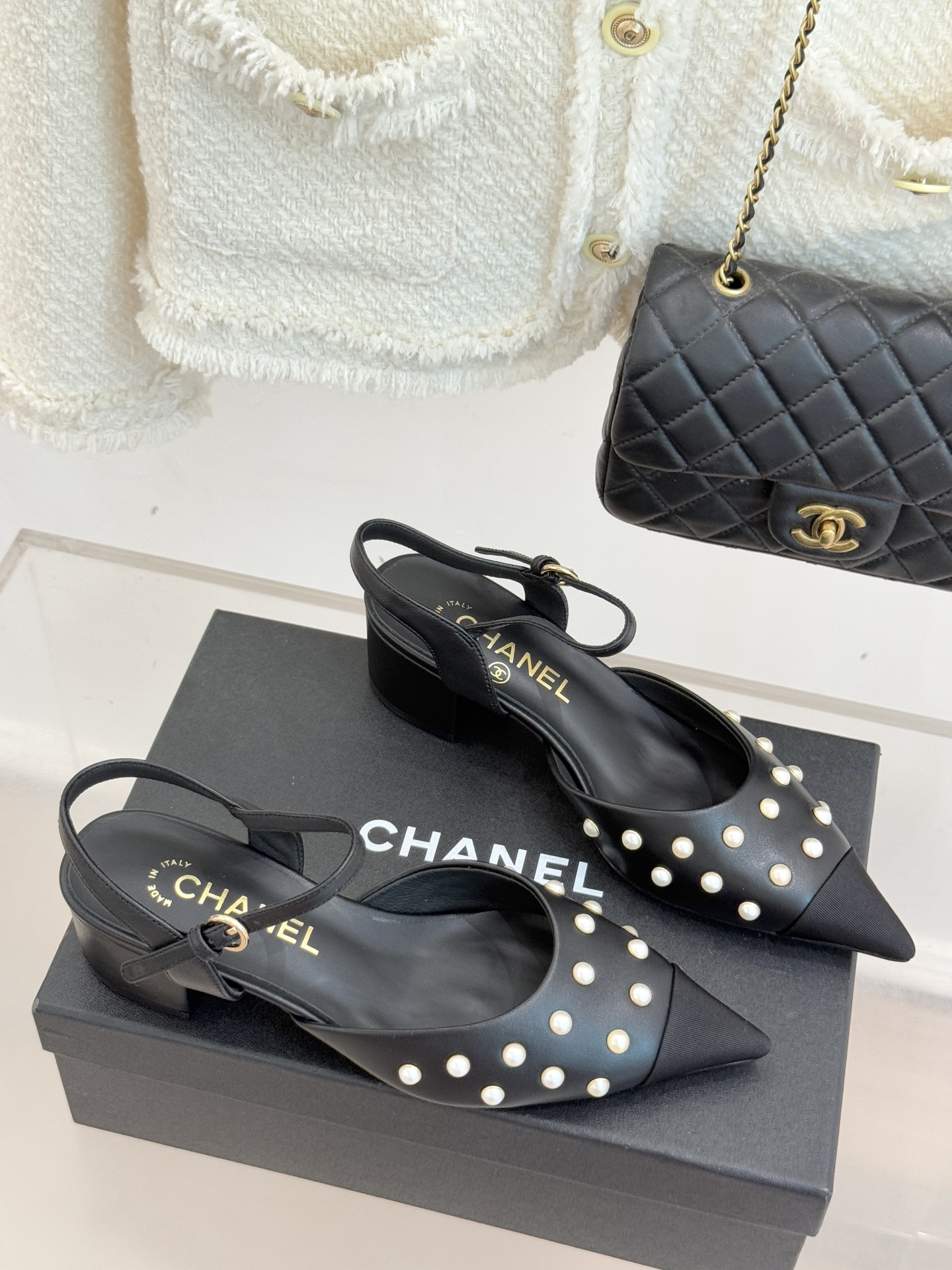 CHANE*｜小香25WF新品珍珠水钻双C拼色尖头后空凉鞋当小香的自由美学邂逅2025摩登风潮这双凉鞋以