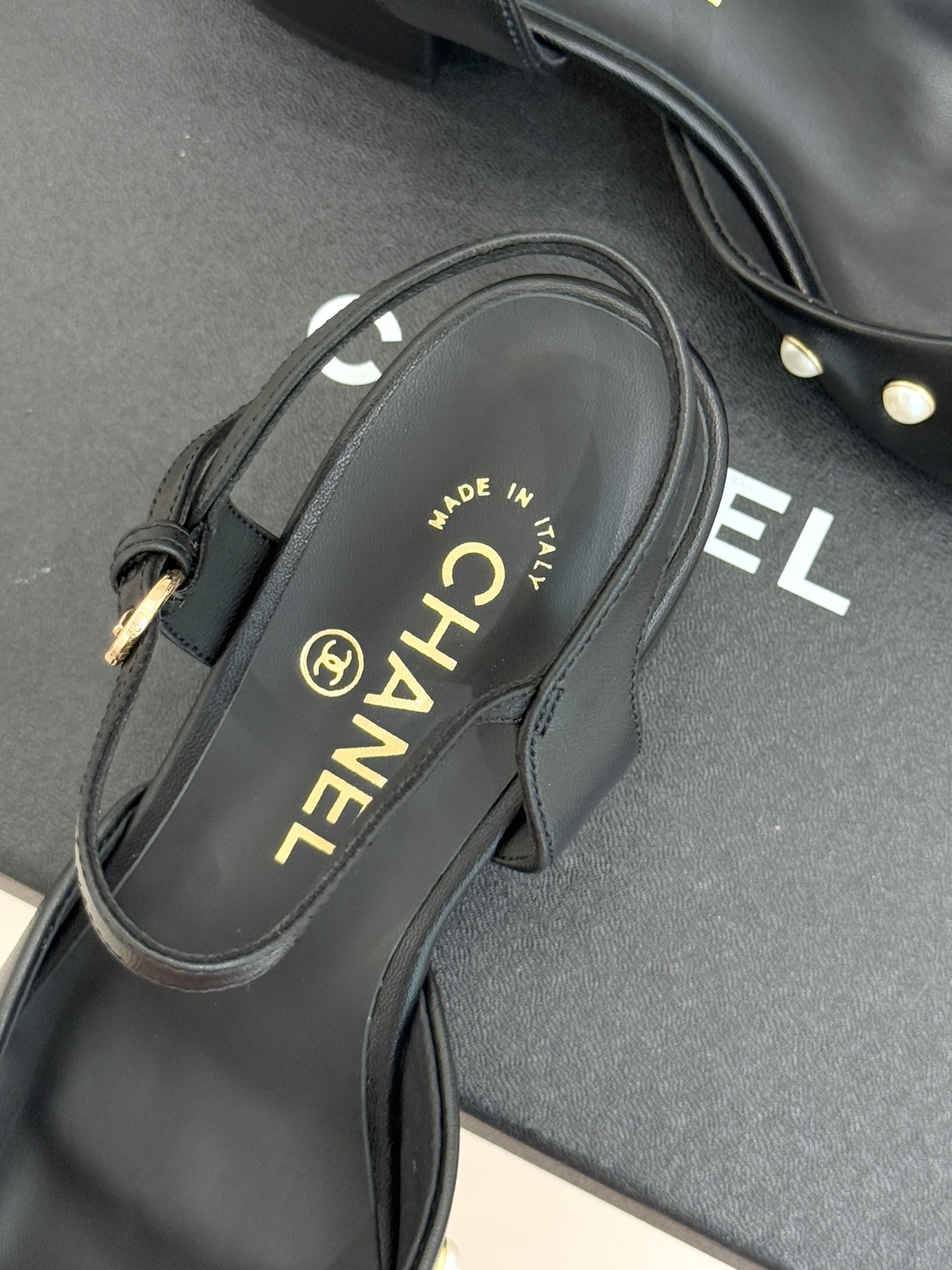 CHANE*｜小香25WF新品珍珠水钻双C拼色尖头后空凉鞋当小香的自由美学邂逅2025摩登风潮这双凉鞋以