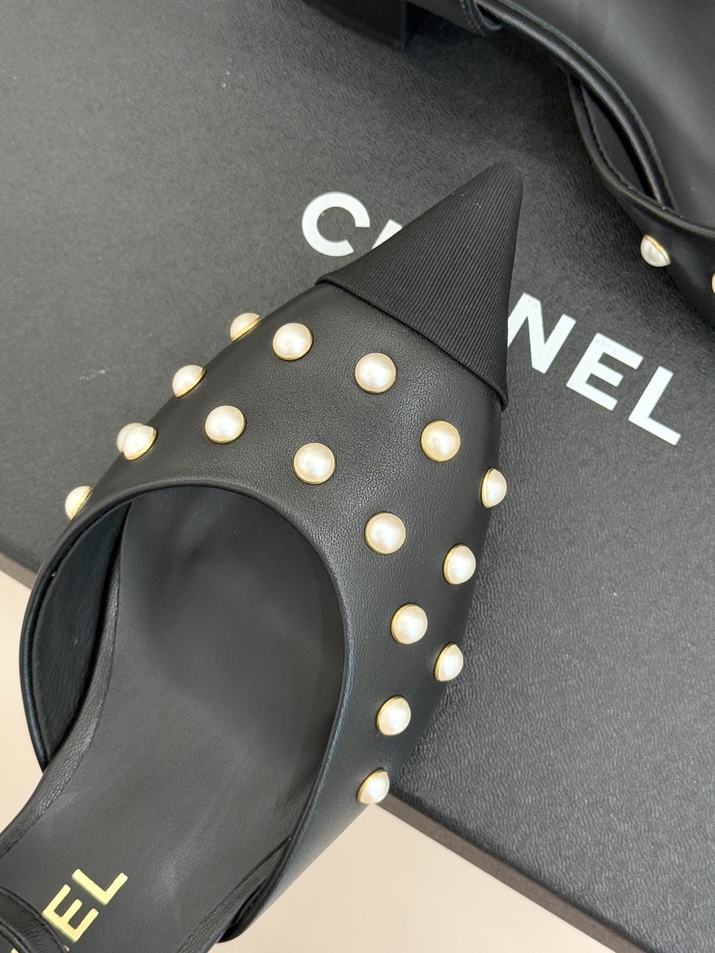 CHANE*｜小香25WF新品珍珠水钻双C拼色尖头后空凉鞋当小香的自由美学邂逅2025摩登风潮这双凉鞋以