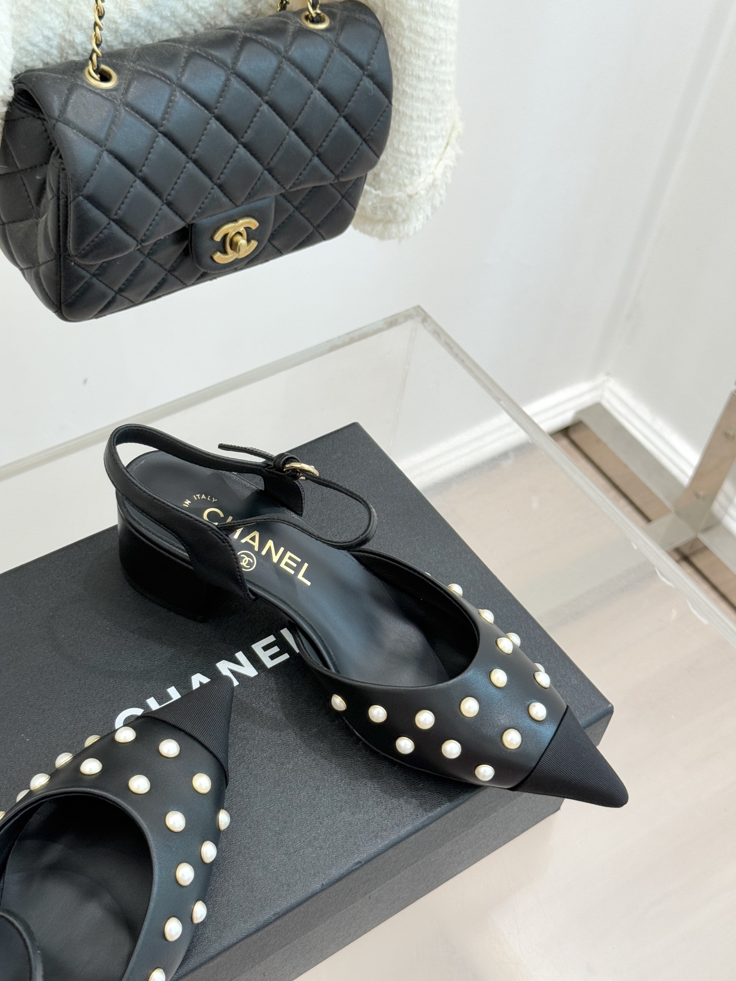 CHANE*｜小香25WF新品珍珠水钻双C拼色尖头后空凉鞋当小香的自由美学邂逅2025摩登风潮这双凉鞋以