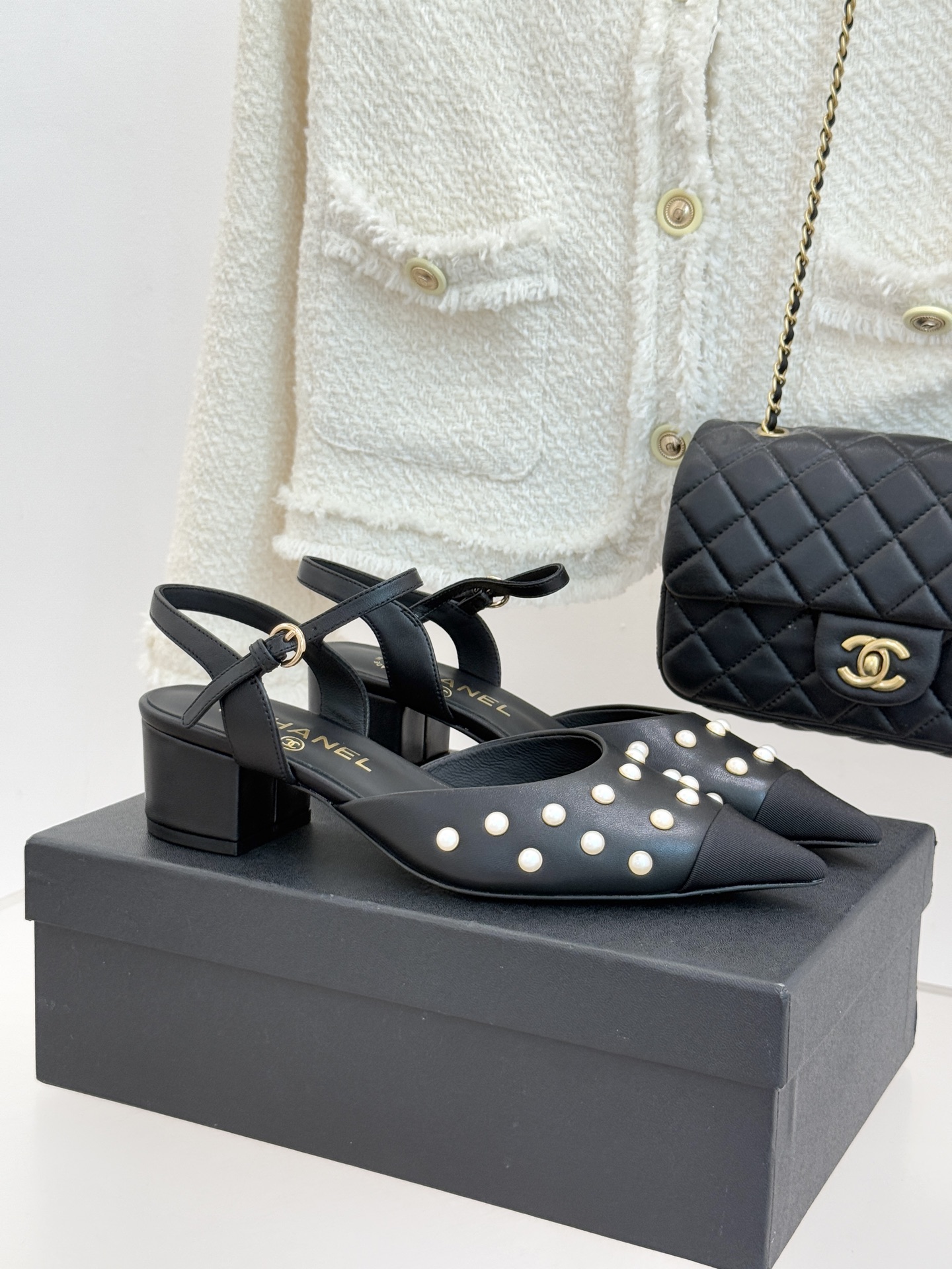 CHANE*｜小香25WF新品珍珠水钻双C拼色尖头后空凉鞋当小香的自由美学邂逅2025摩登风潮这双凉鞋以