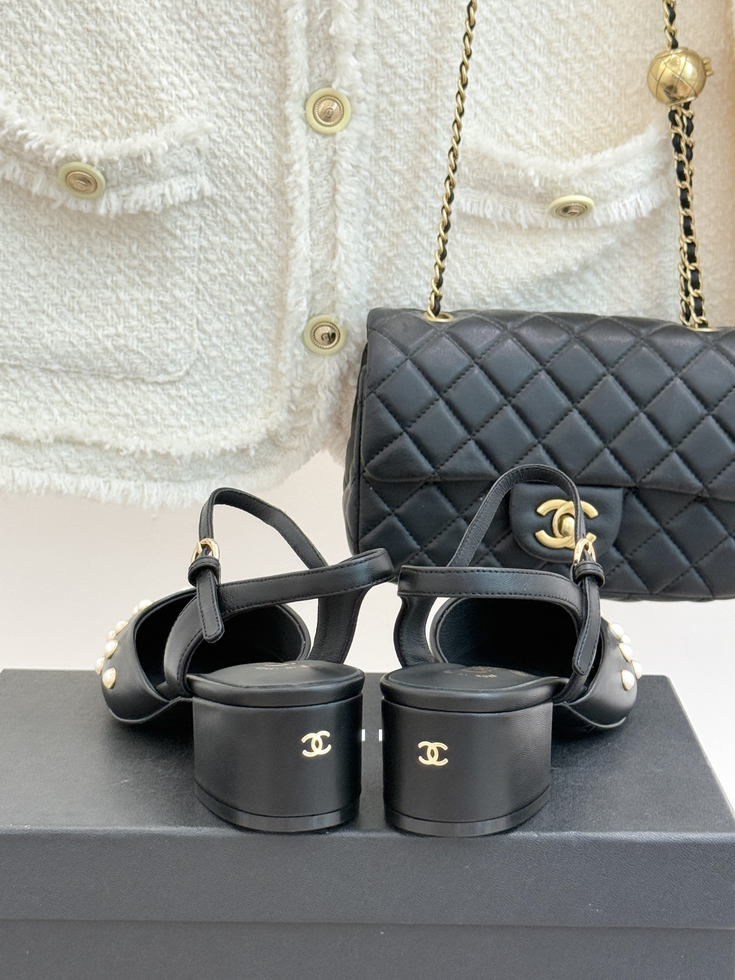 CHANE*｜小香25WF新品珍珠水钻双C拼色尖头后空凉鞋当小香的自由美学邂逅2025摩登风潮这双凉鞋以