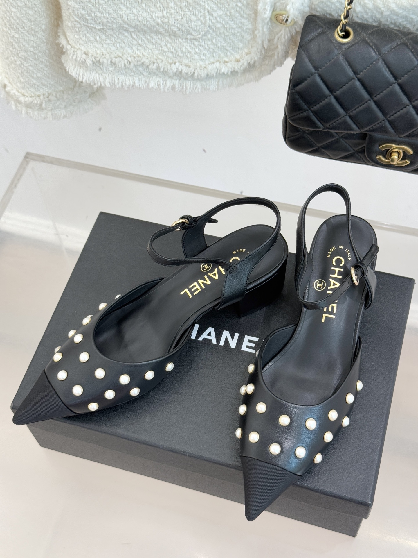 CHANE*｜小香25WF新品珍珠水钻双C拼色尖头后空凉鞋当小香的自由美学邂逅2025摩登风潮这双凉鞋以