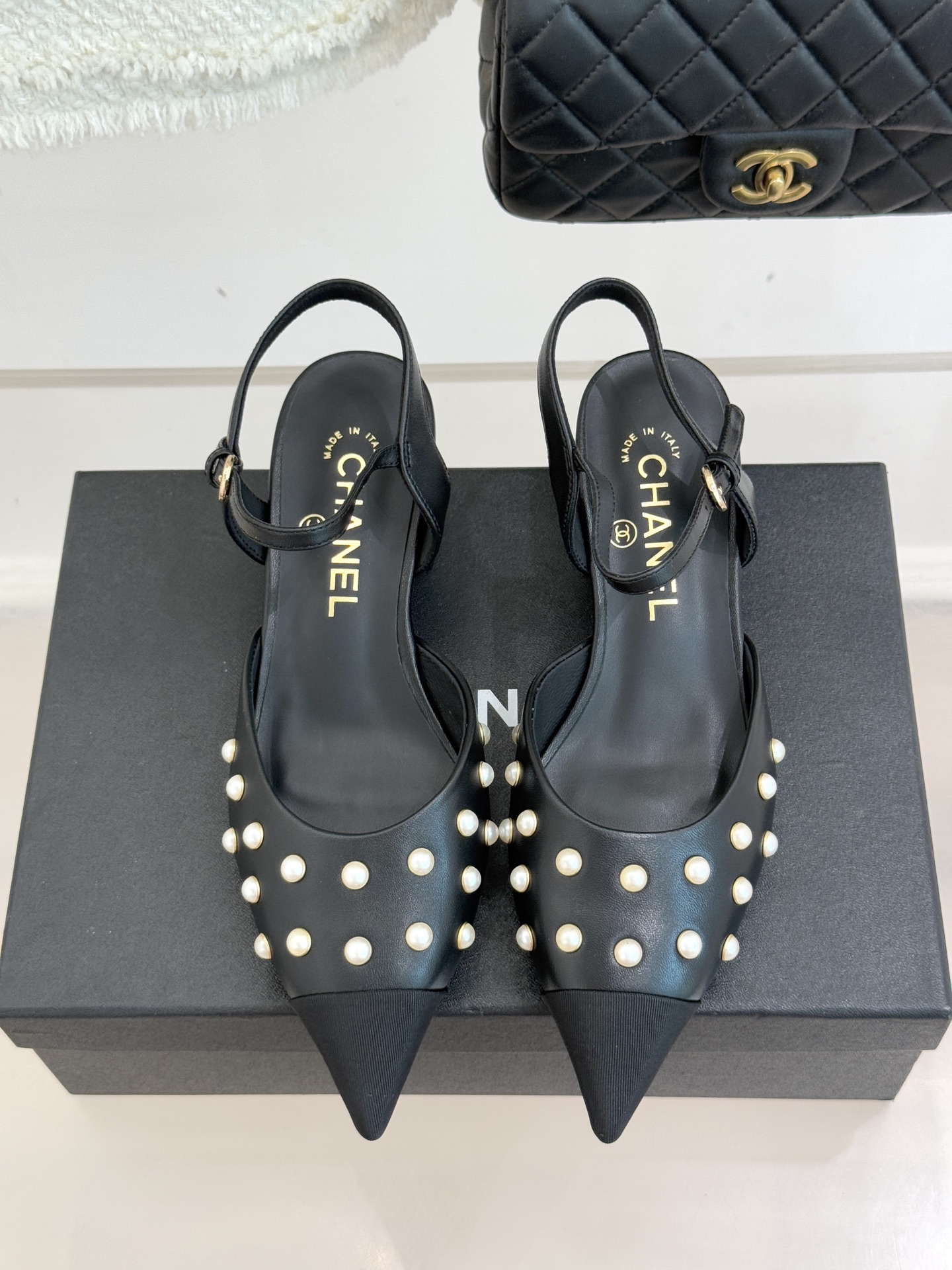 CHANE*｜小香25WF新品珍珠水钻双C拼色尖头后空凉鞋当小香的自由美学邂逅2025摩登风潮这双凉鞋以