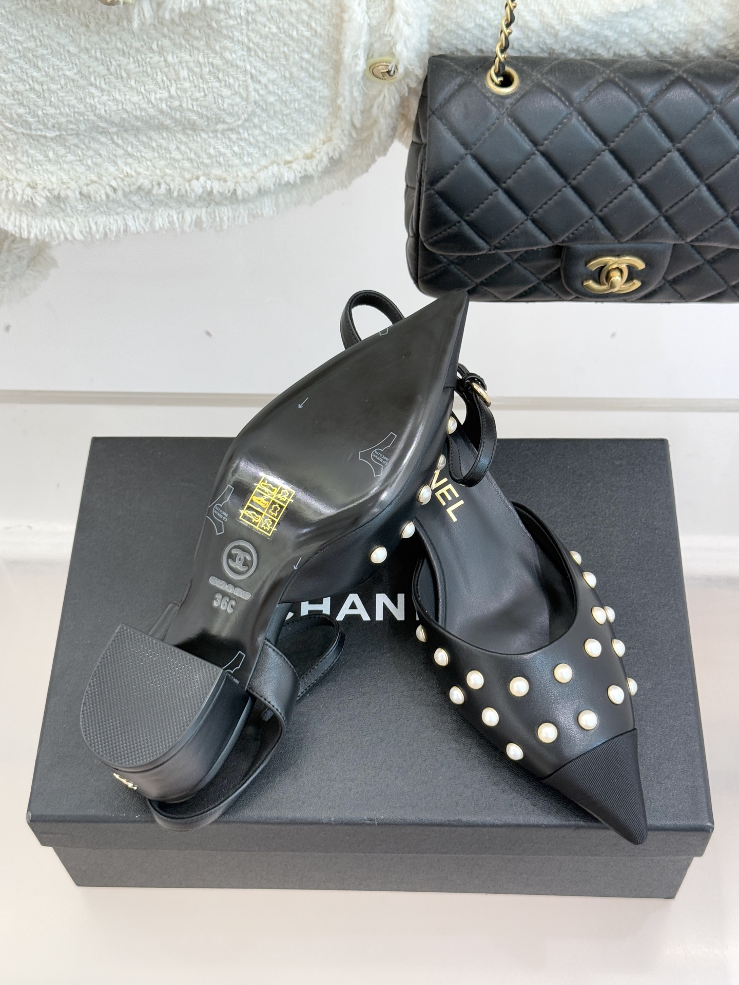 CHANE*｜小香25WF新品珍珠水钻双C拼色尖头后空凉鞋当小香的自由美学邂逅2025摩登风潮这双凉鞋以