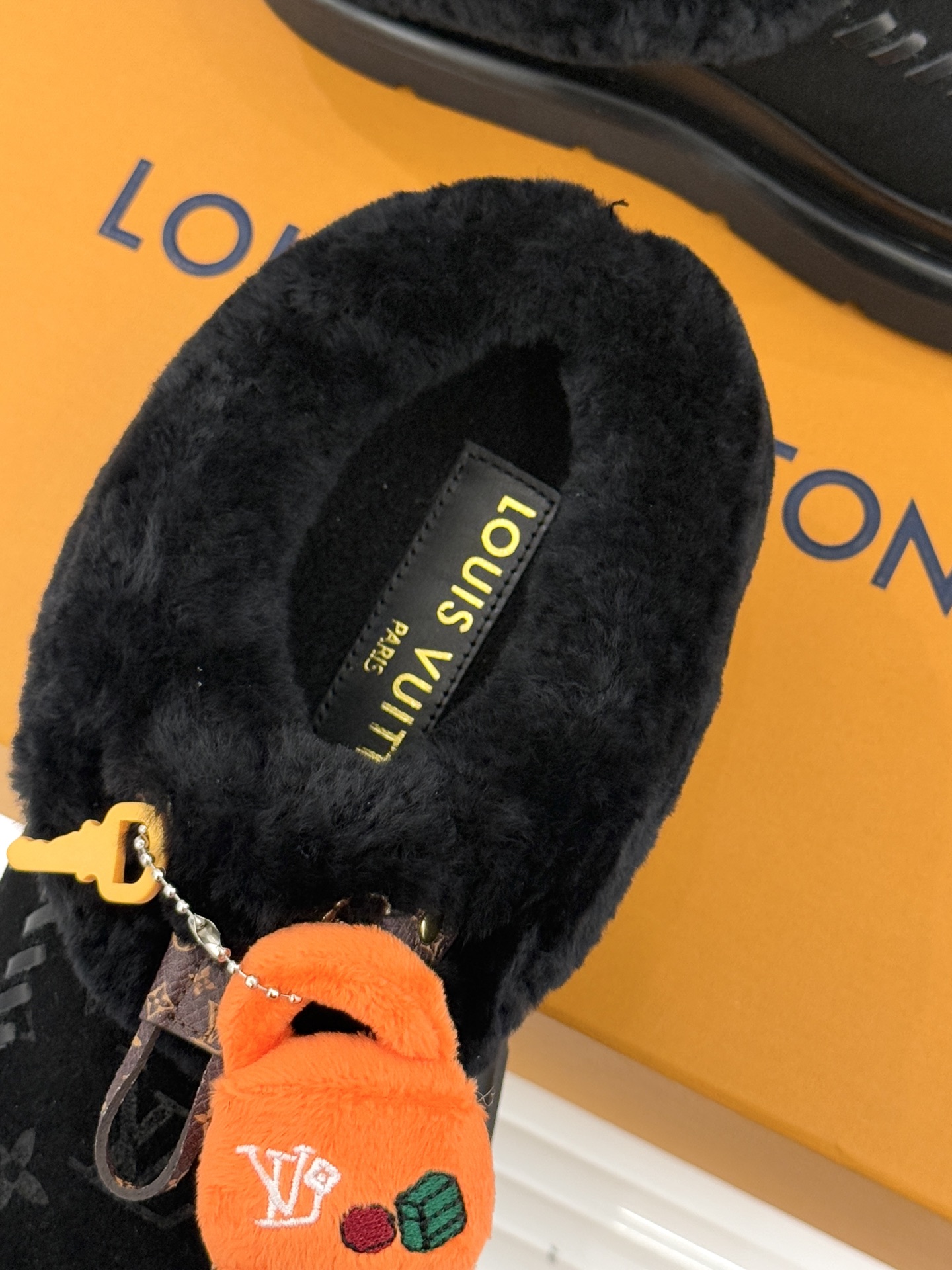 驴家25WF新品压花钥匙包包毛毛鞋答应我一定要每人来一双好嘛日常OOTD就没有它搭配不了的鞋头压花log