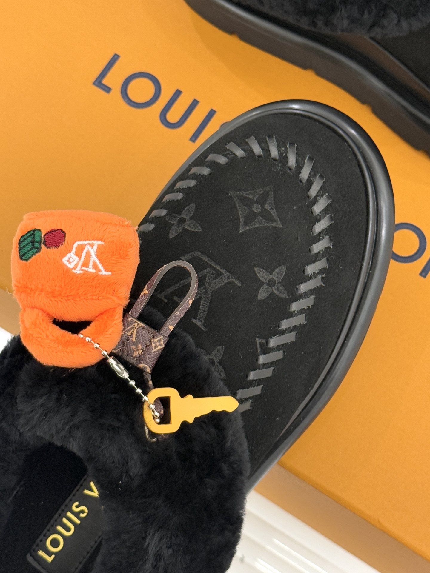 驴家25WF新品压花钥匙包包毛毛鞋答应我一定要每人来一双好嘛日常OOTD就没有它搭配不了的鞋头压花log