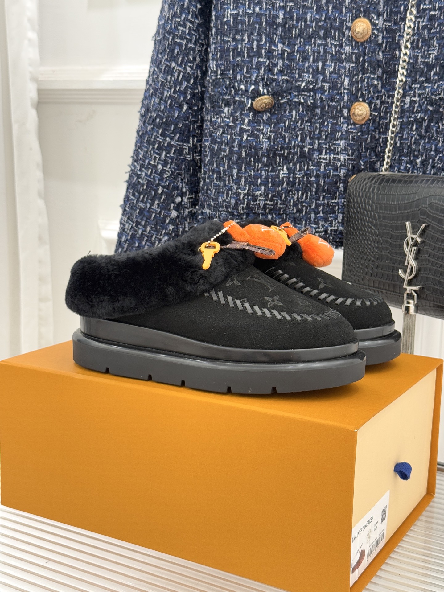 驴家25WF新品压花钥匙包包毛毛鞋答应我一定要每人来一双好嘛日常OOTD就没有它搭配不了的鞋头压花log