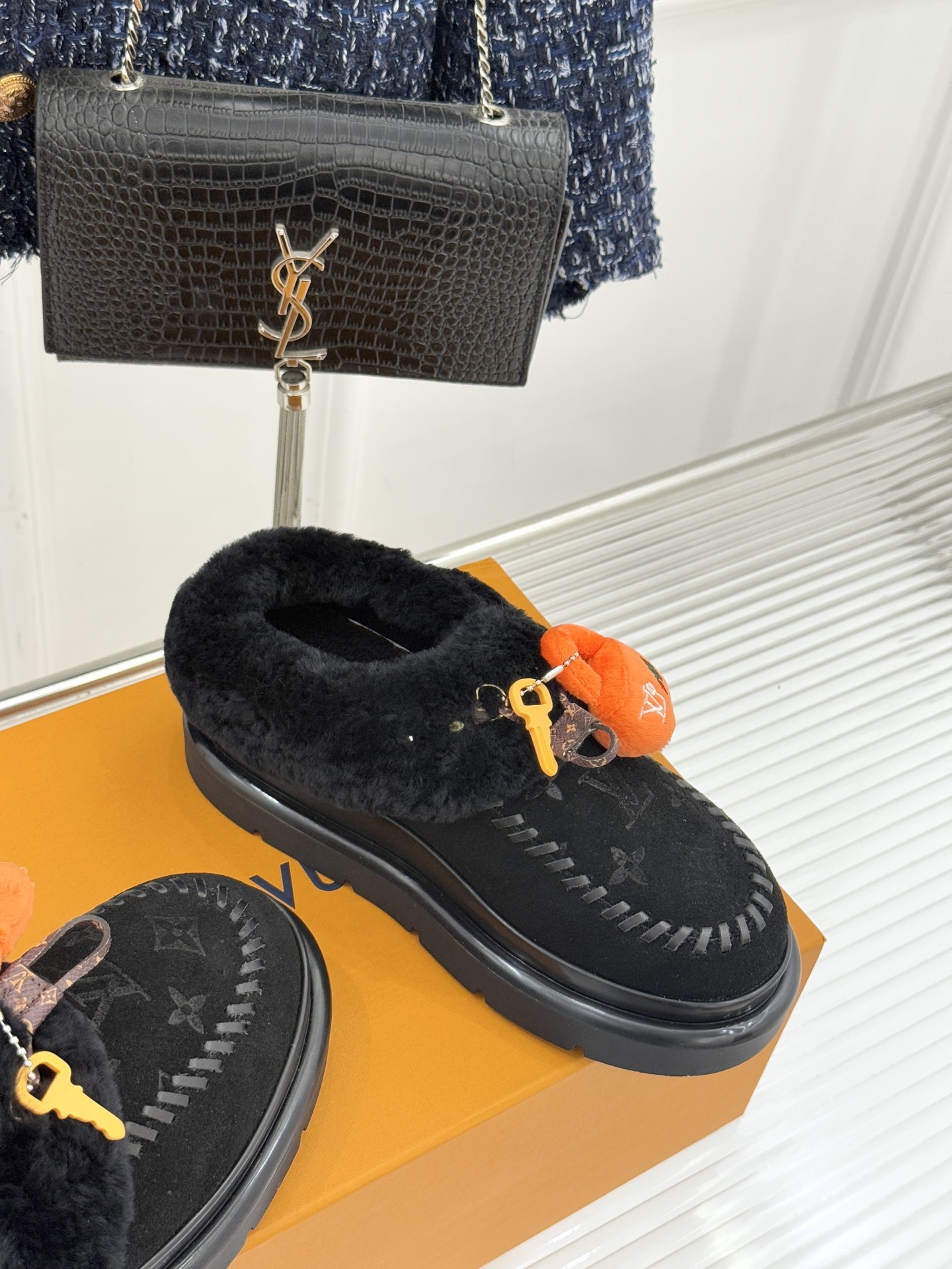 驴家25WF新品压花钥匙包包毛毛鞋答应我一定要每人来一双好嘛日常OOTD就没有它搭配不了的鞋头压花log