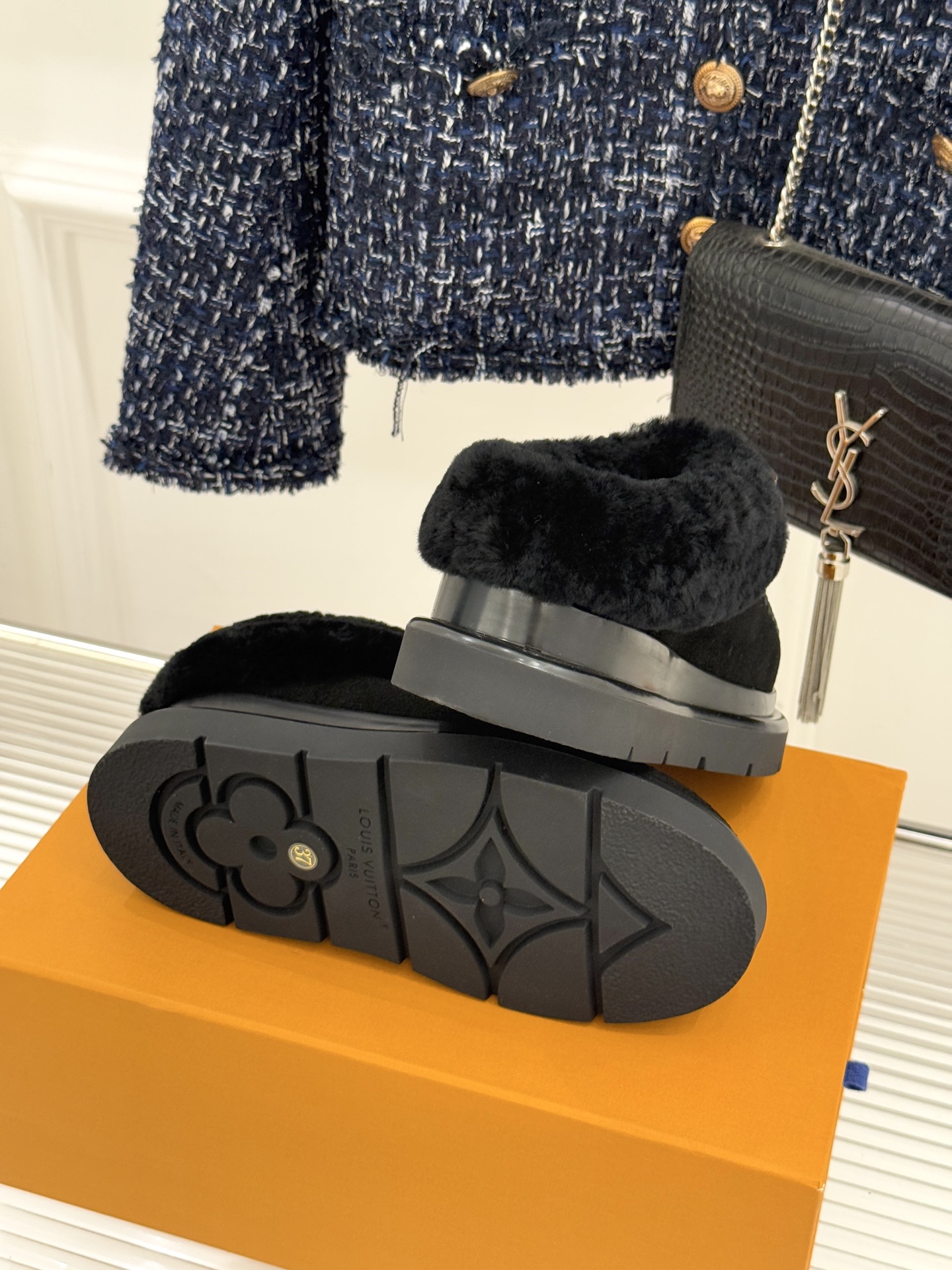 驴家25WF新品压花钥匙包包毛毛鞋答应我一定要每人来一双好嘛日常OOTD就没有它搭配不了的鞋头压花log