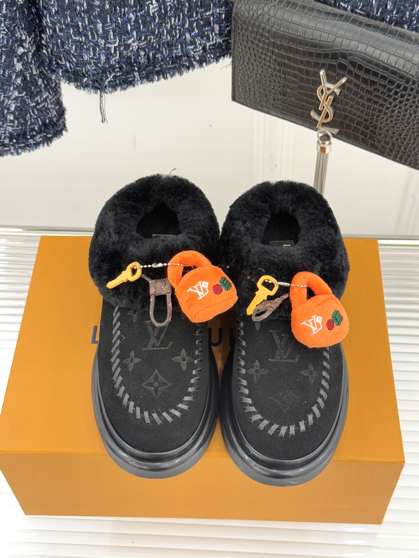 驴家25WF新品压花钥匙包包毛毛鞋答应我一定要每人来一双好嘛日常OOTD就没有它搭配不了的鞋头压花log