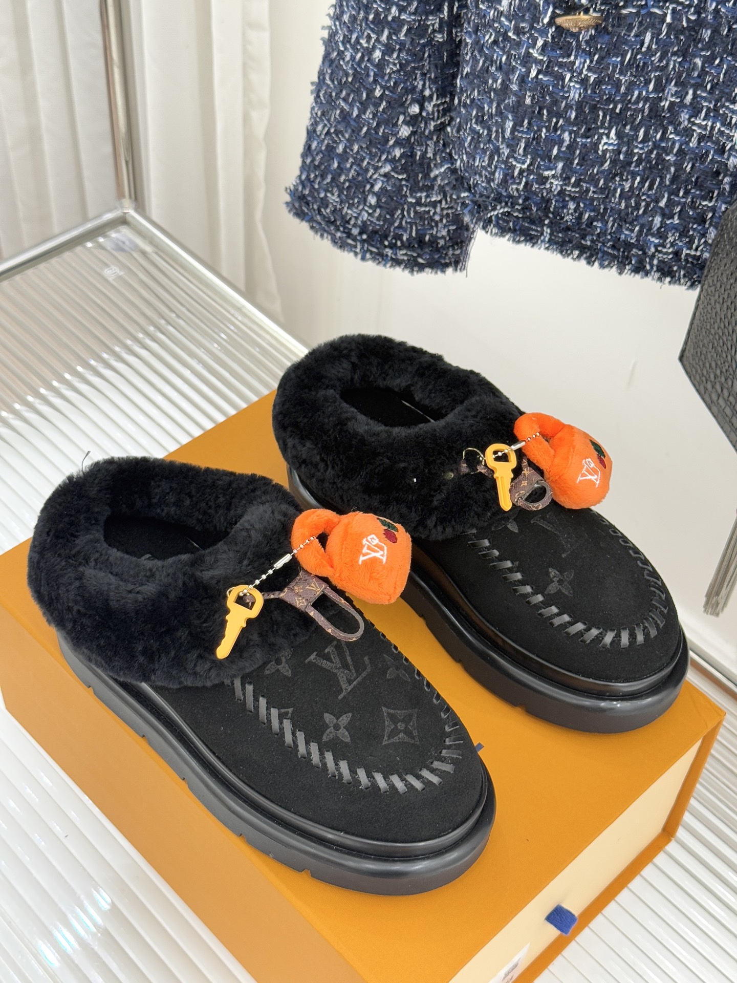 驴家25WF新品压花钥匙包包毛毛鞋答应我一定要每人来一双好嘛日常OOTD就没有它搭配不了的鞋头压花log