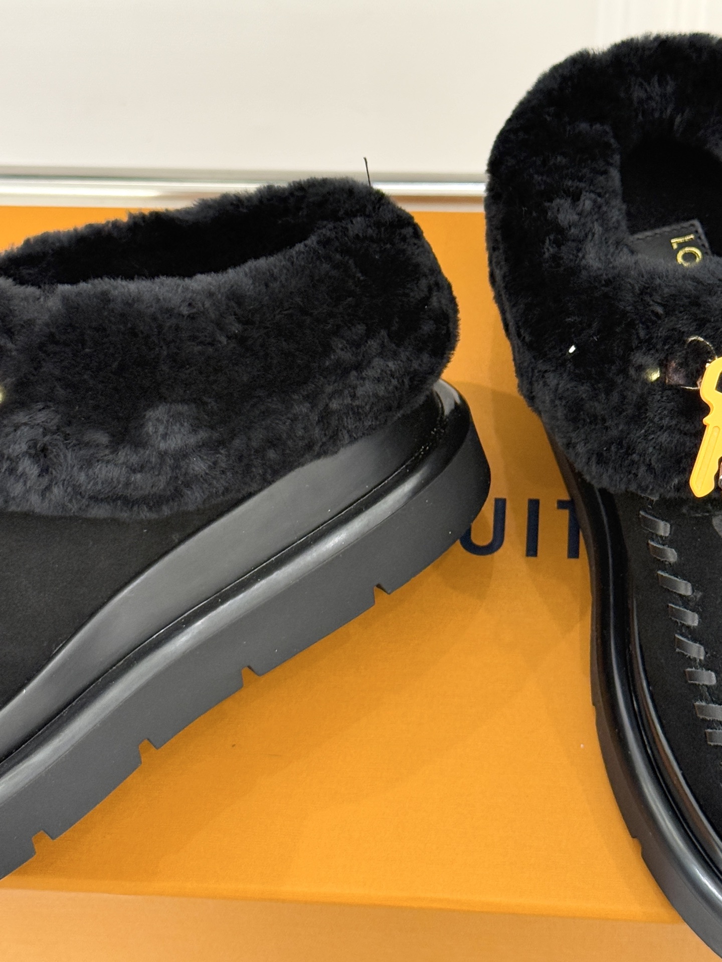 驴家25WF新品压花钥匙包包毛毛鞋答应我一定要每人来一双好嘛日常OOTD就没有它搭配不了的鞋头压花log